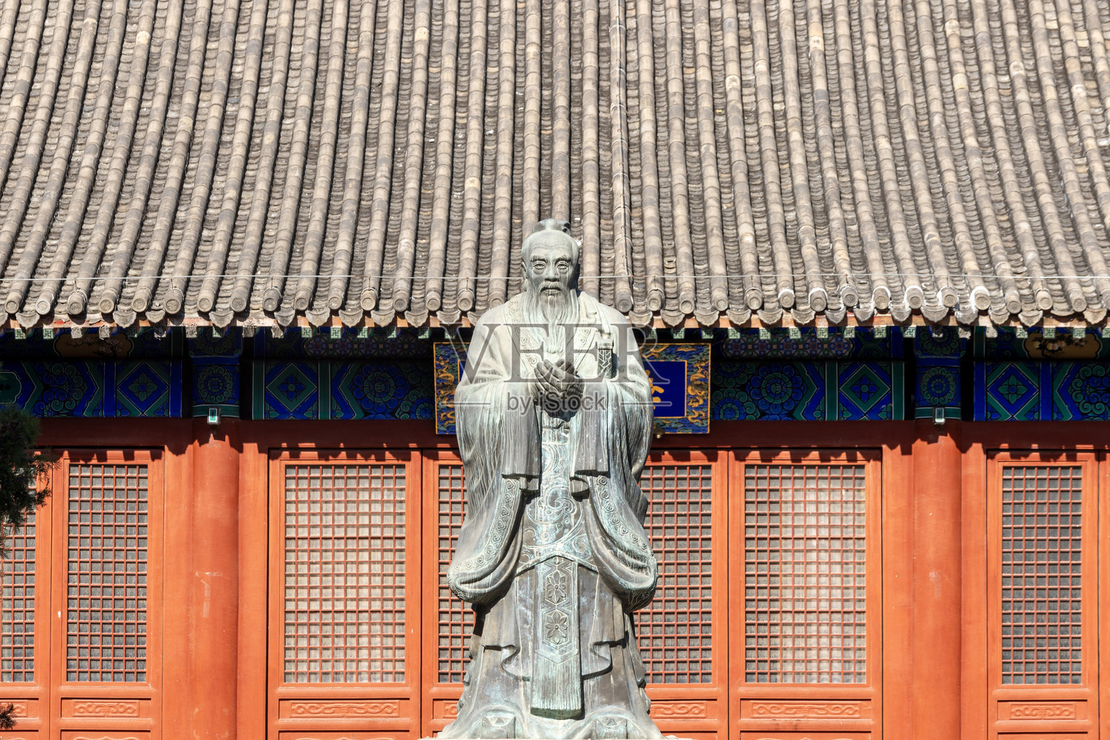 北京国子监的孔子雕像照片摄影图片