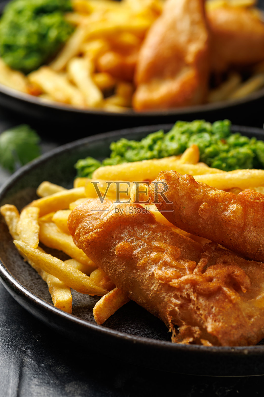 英式炸鱼薯条配土豆泥、塔塔酱和番茄酱。照片摄影图片