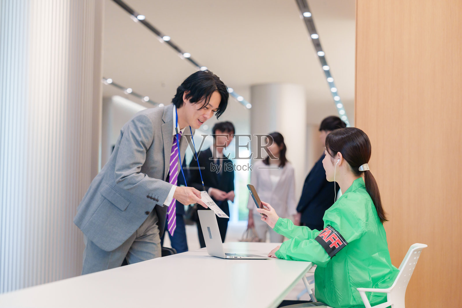 会议接待人员和与会者照片摄影图片