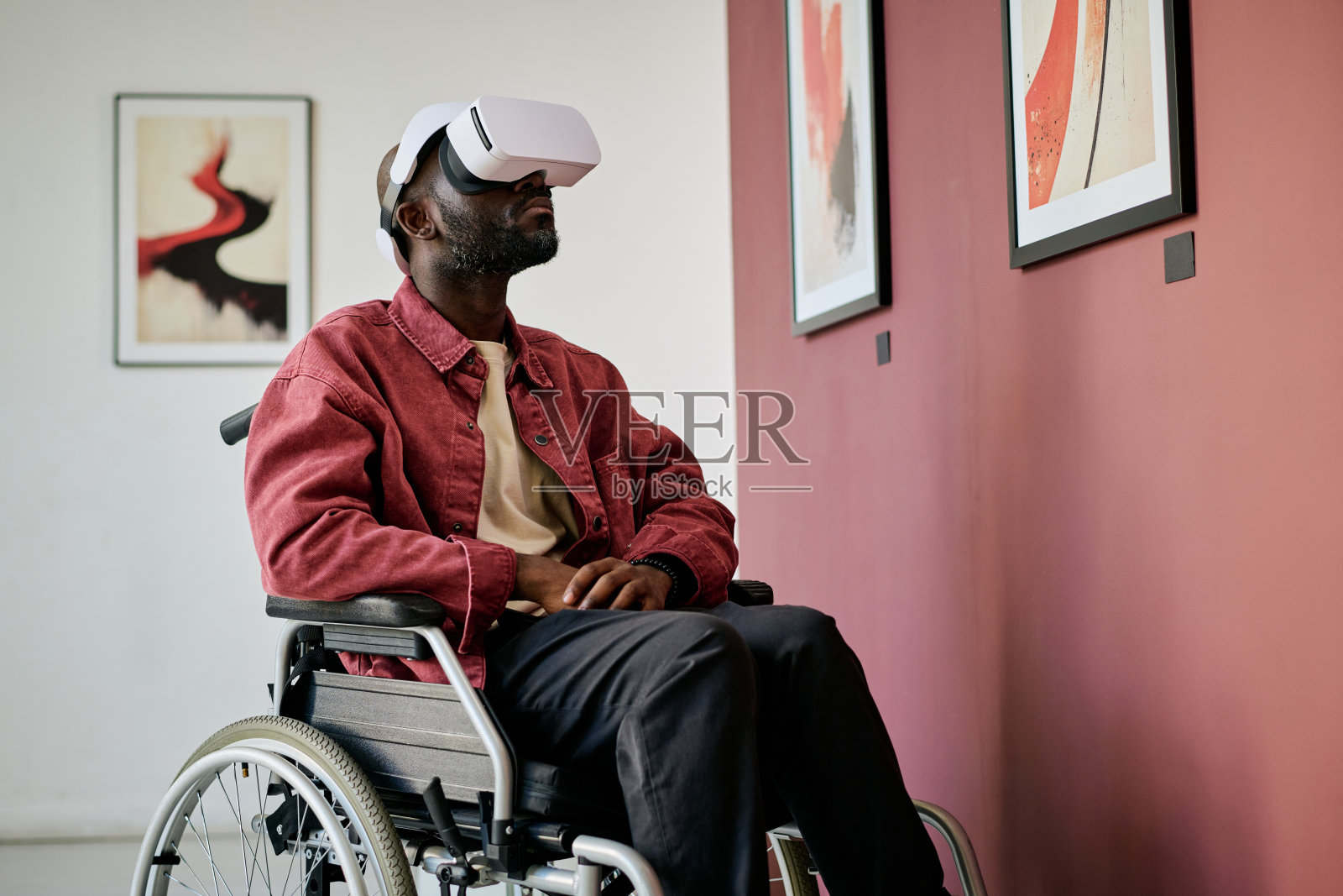 坐在轮椅上体验虚拟现实照片摄影图片