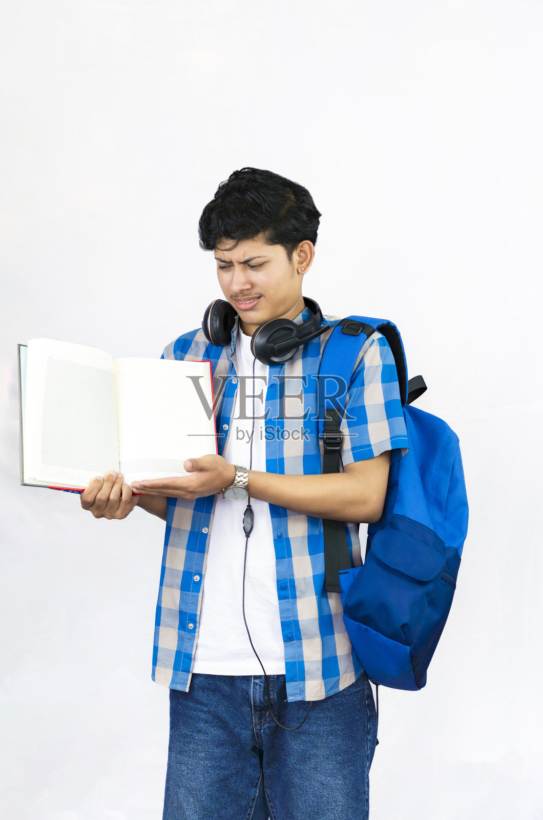 年轻男性留学概念，背着包，手持书本和耳机，表现出各种表情和手势的学生照片摄影图片