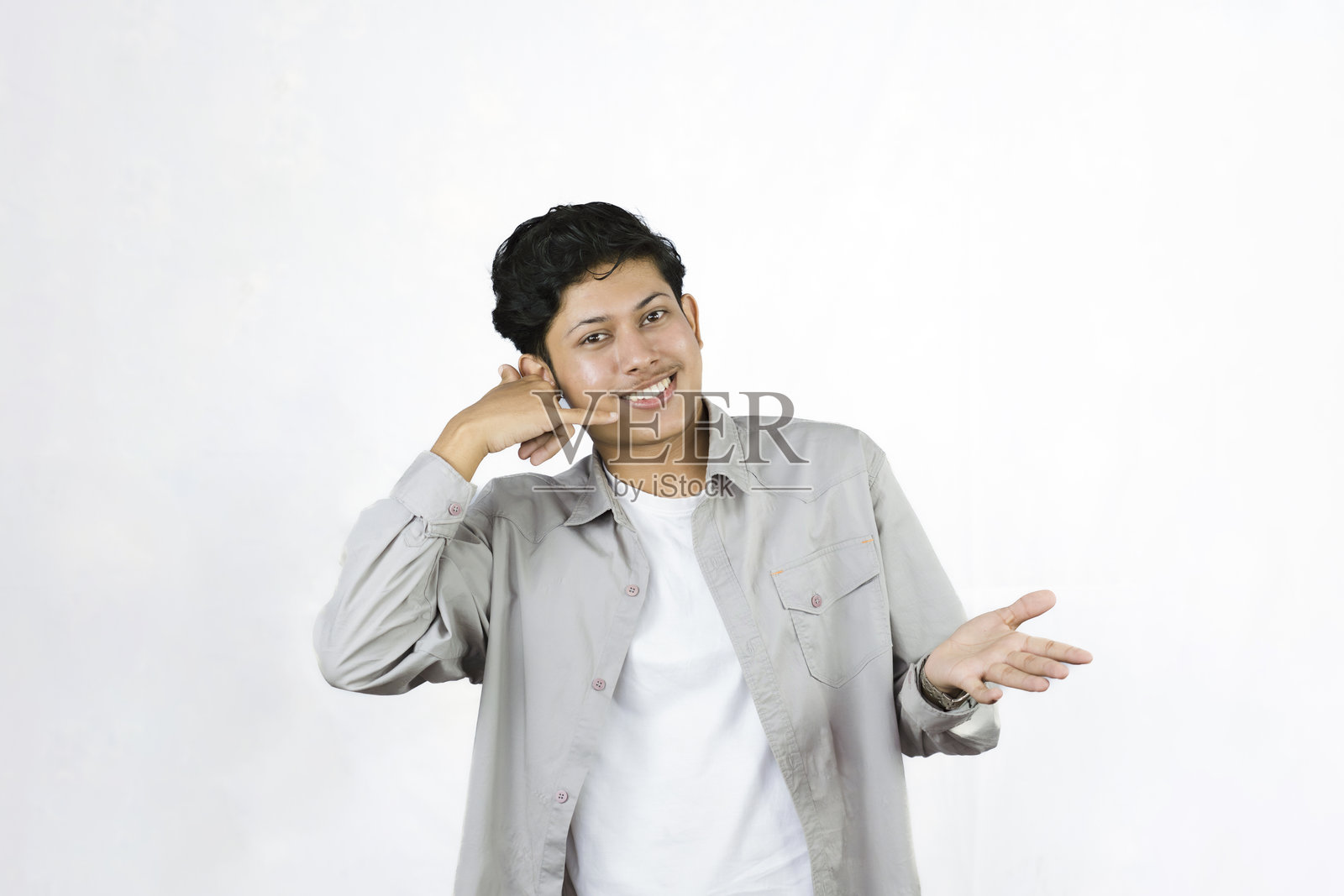 年轻的青少年穿着衬衫和背心，面露快乐与悲伤的表情，用手势表达情感。照片摄影图片