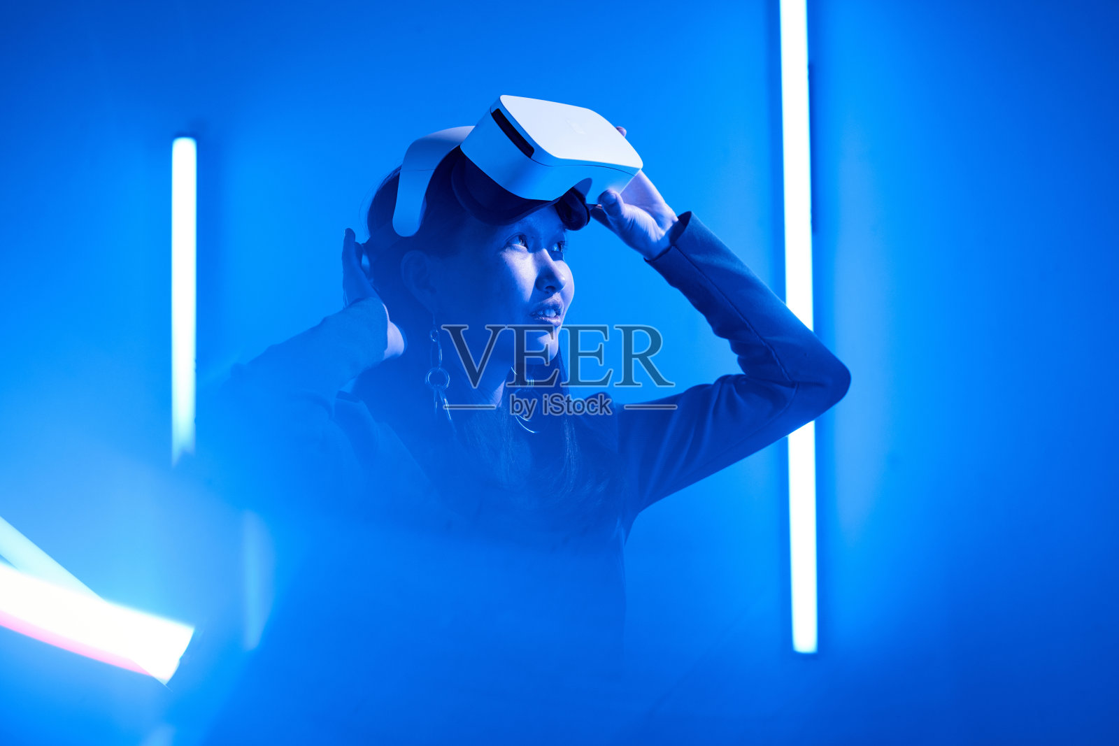 使用虚拟现实头盔探索科技照片摄影图片