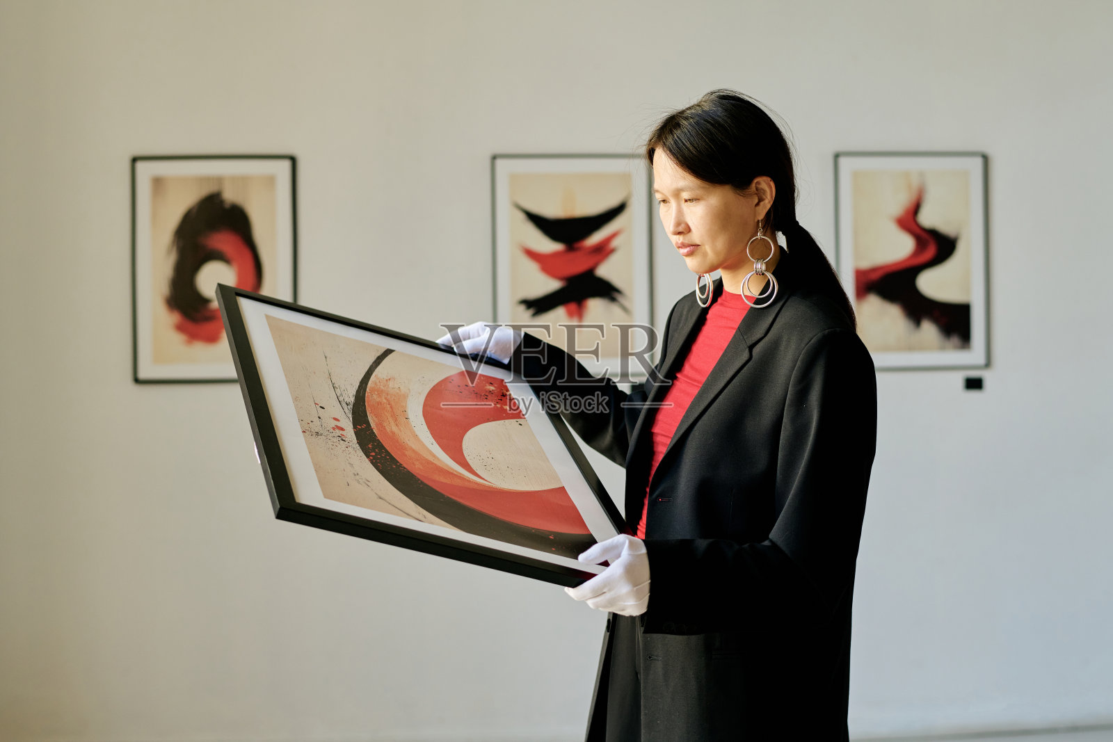 在现代画廊环境中观察抽象艺术照片摄影图片