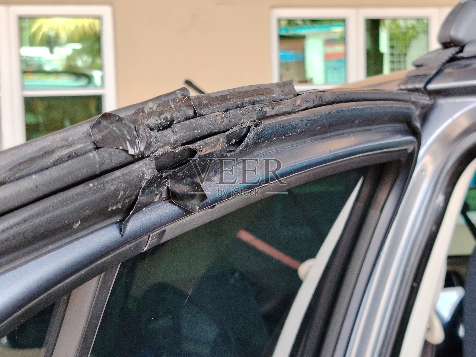 过期的弹性橡胶汽车门密封条照片。照片摄影图片