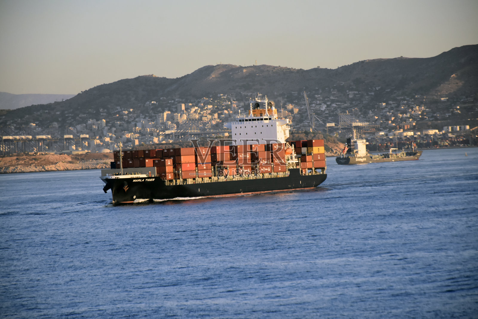 集装箱船，希腊雅典比雷埃夫斯港，爱琴海，山脉照片摄影图片