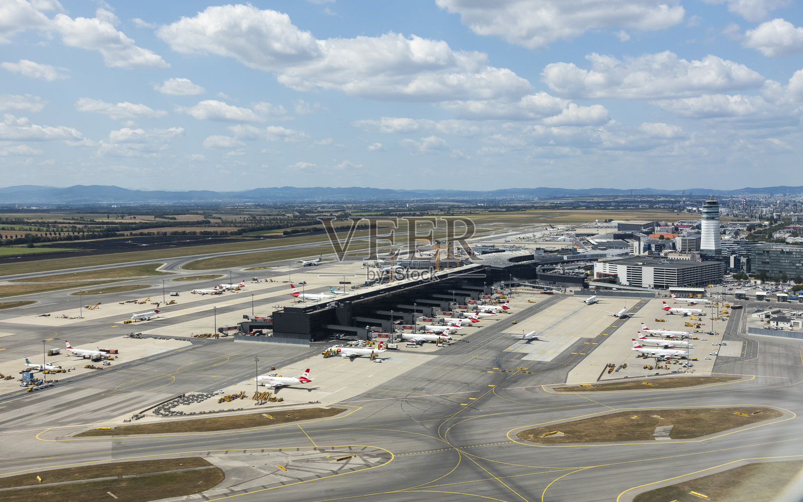 维也纳施韦恰特机场。航拍视角，包含停机坪、航站楼、空中交通管制塔和飞机。照片摄影图片