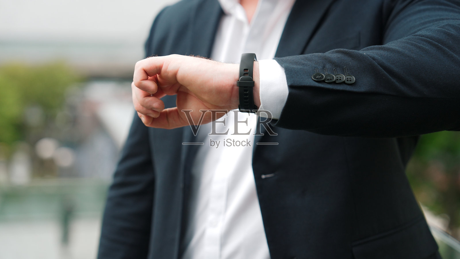 商务人士手部特写，查看约会或会议的时间。优雅。照片摄影图片