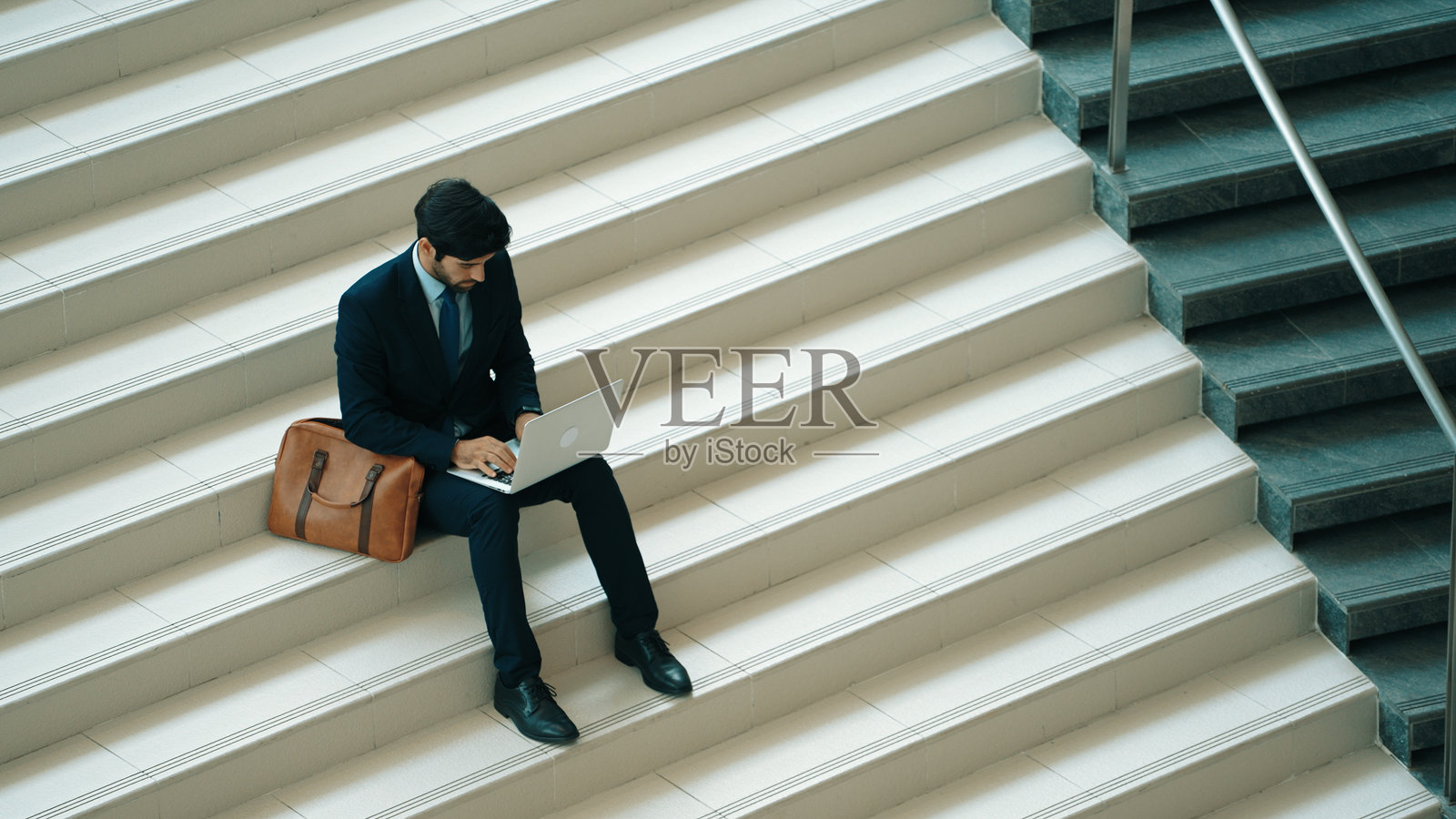 从上方俯视投资者使用笔记本电脑工作或制定策略，兴奋不已。照片摄影图片