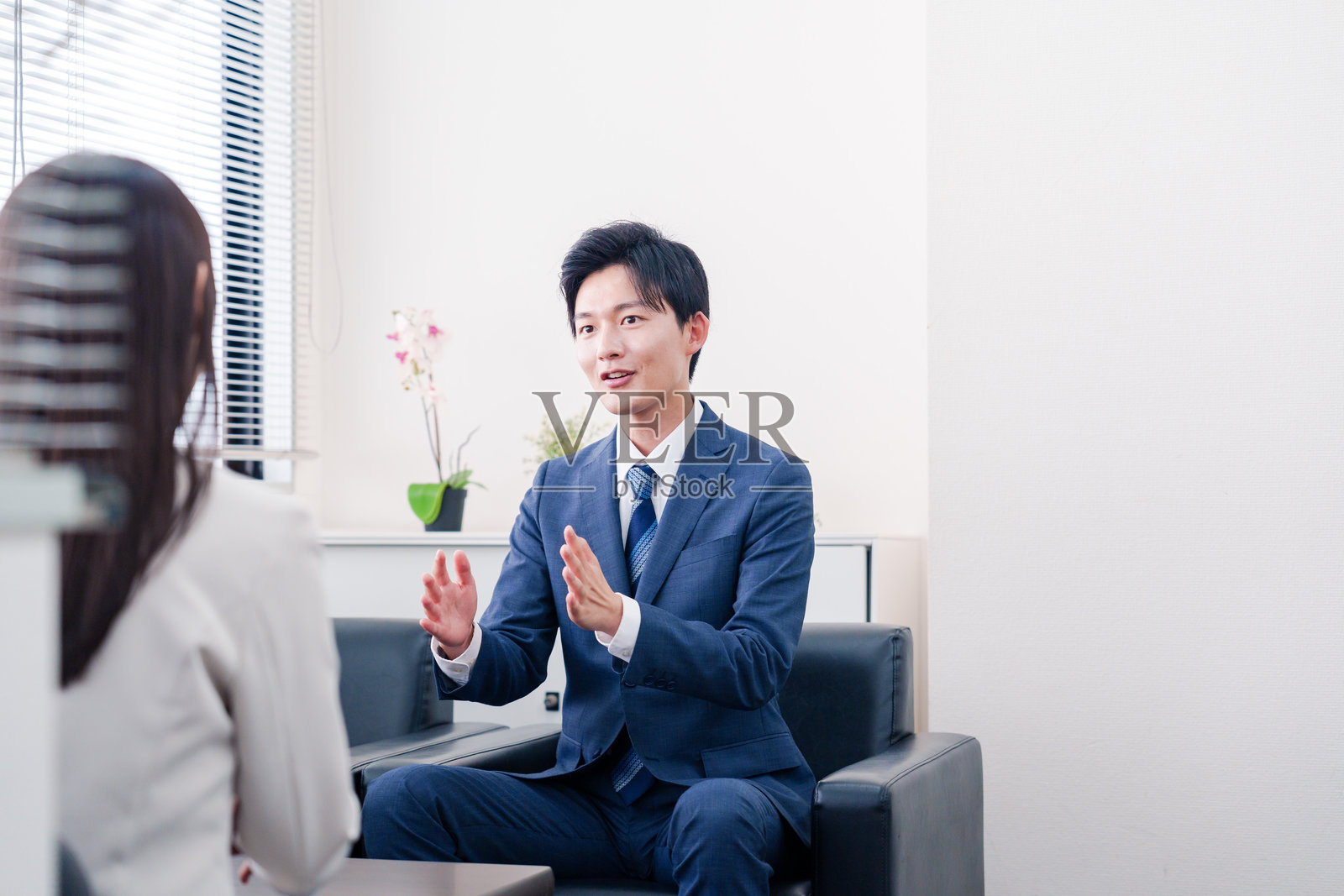 微笑着与客户洽谈的销售员照片摄影图片