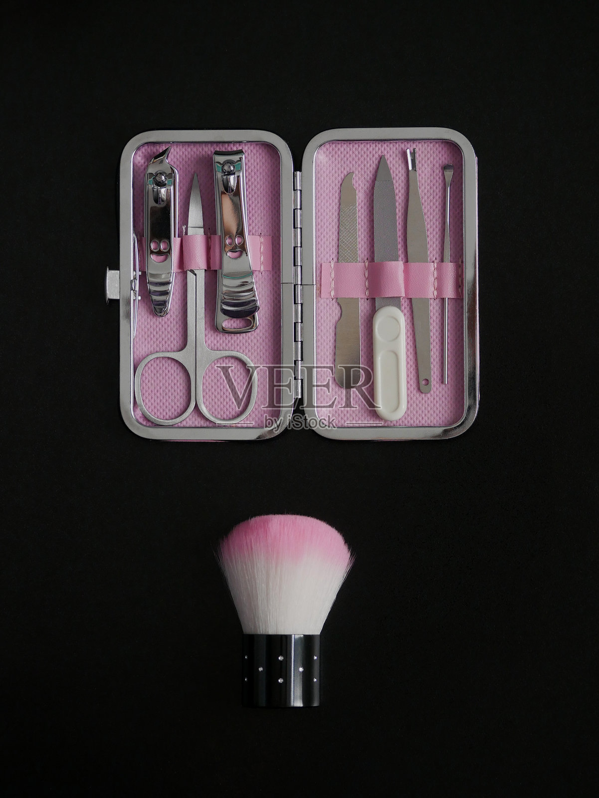 粉色美甲套装，孤立在黑色背景上，留有空白空间照片摄影图片