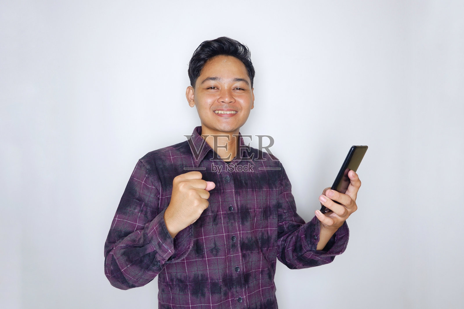 孤立在白色背景上的亚洲印尼成年男性的随机表情照片摄影图片