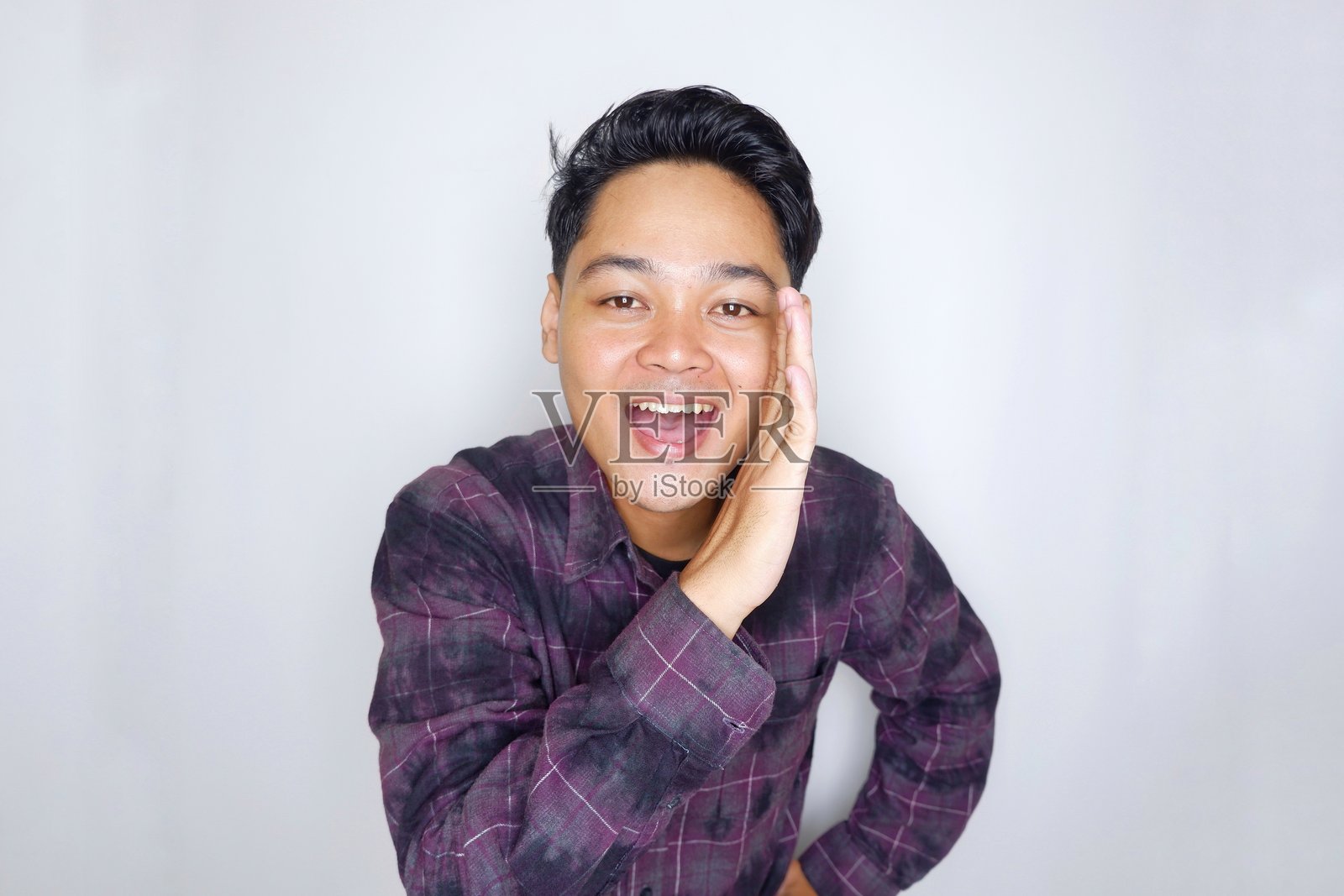 孤立在白色背景上的亚洲印尼成年男性的随机表情照片摄影图片