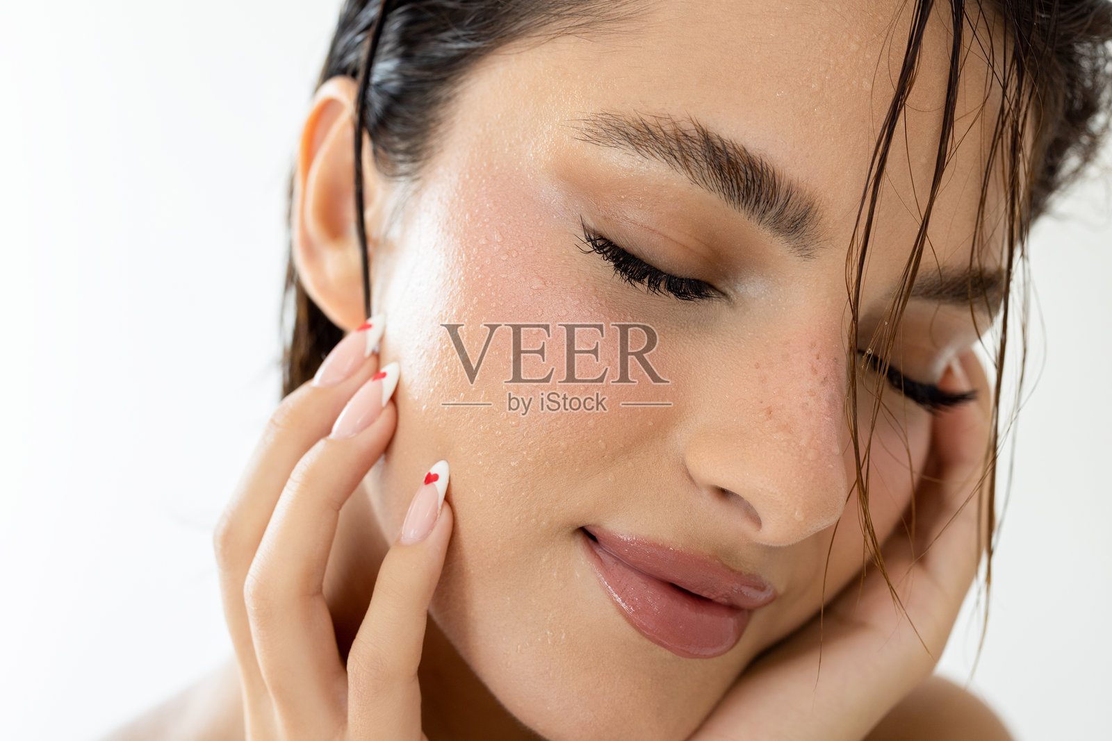 美丽的湿润女人，闭着眼睛照片摄影图片