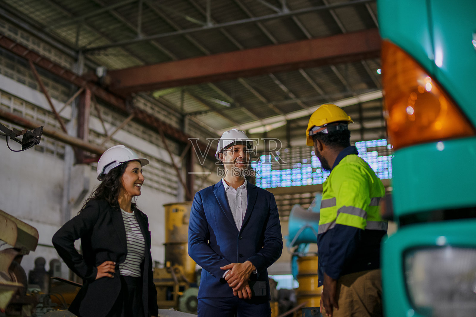 工程师在建筑工地与商人会面。照片摄影图片