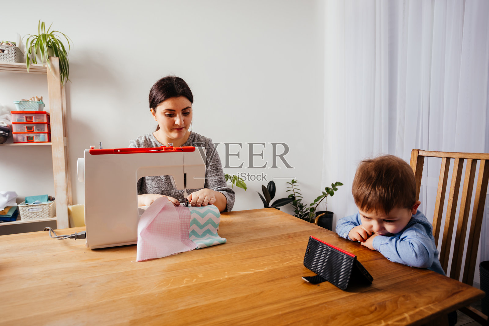 兄弟姐妹坐在家里的桌子上照片摄影图片