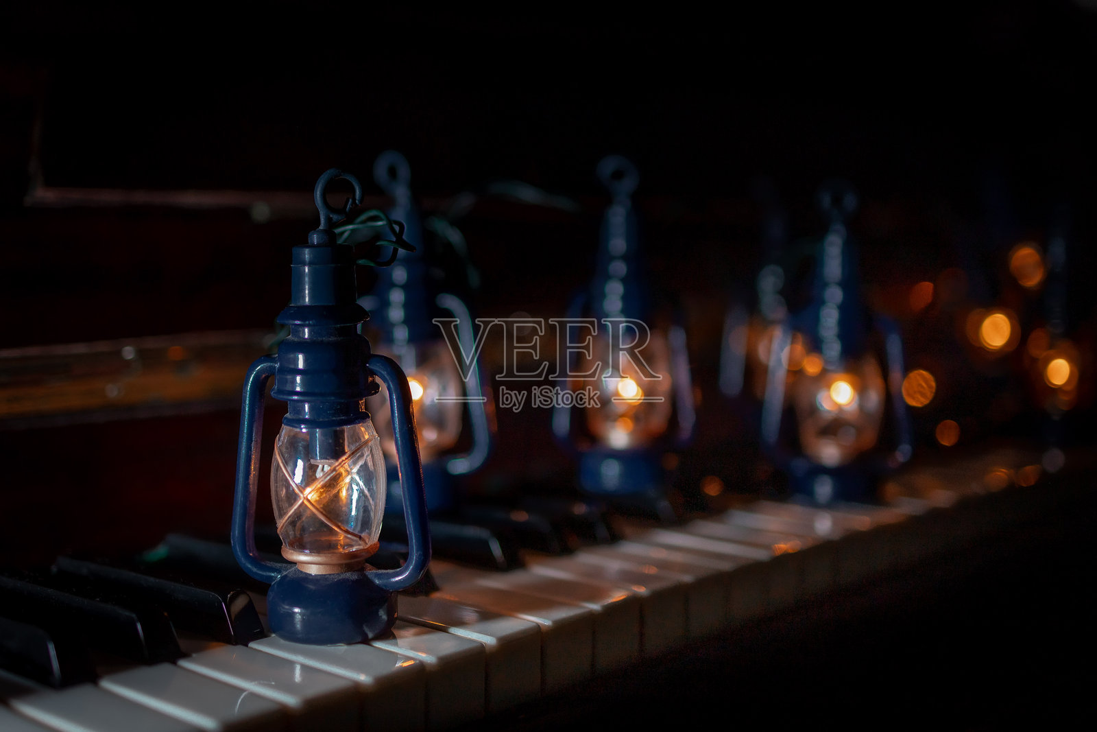 钢琴键与圣诞灯饰。低调背景照片摄影图片