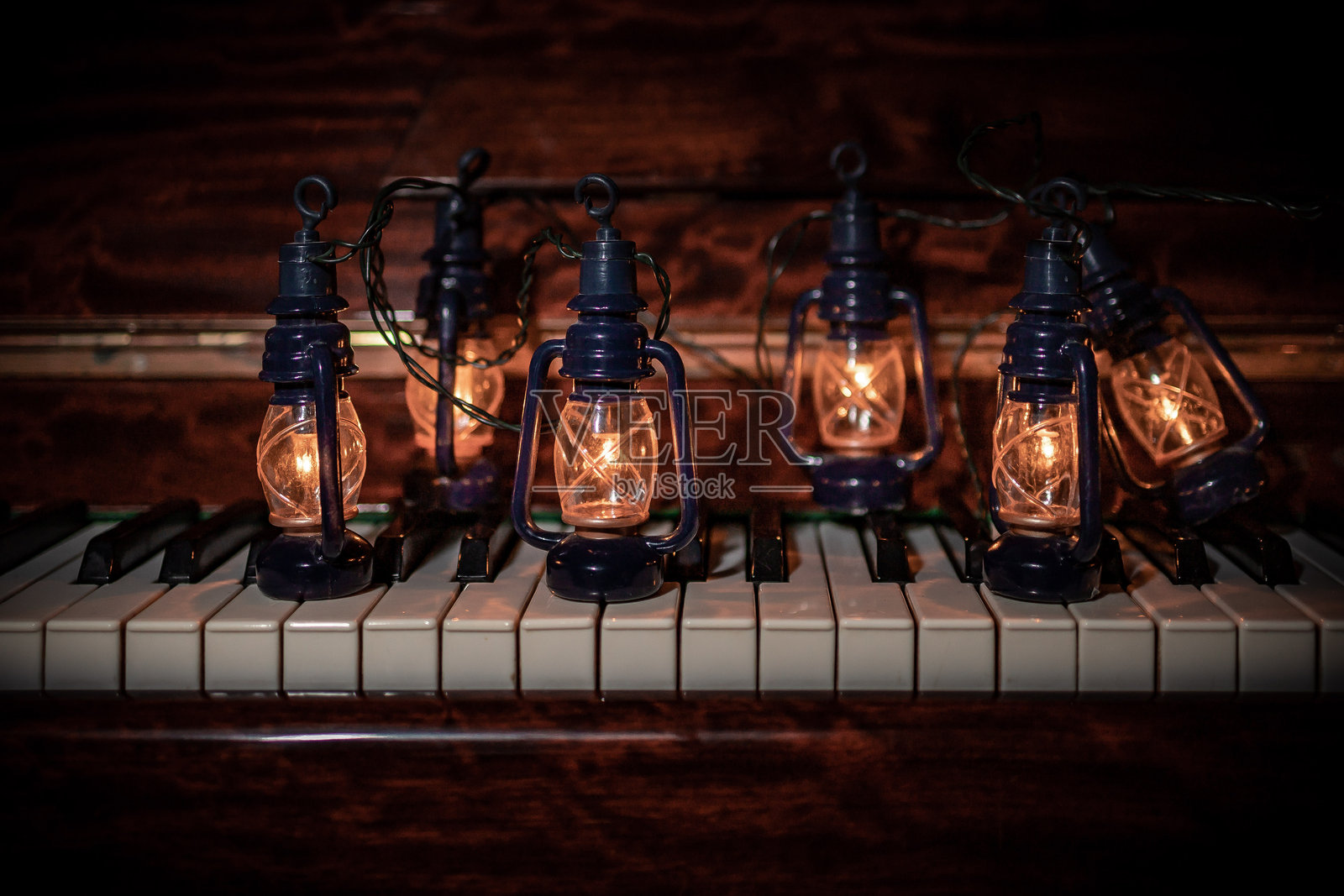 钢琴键与圣诞灯饰。低调背景照片摄影图片