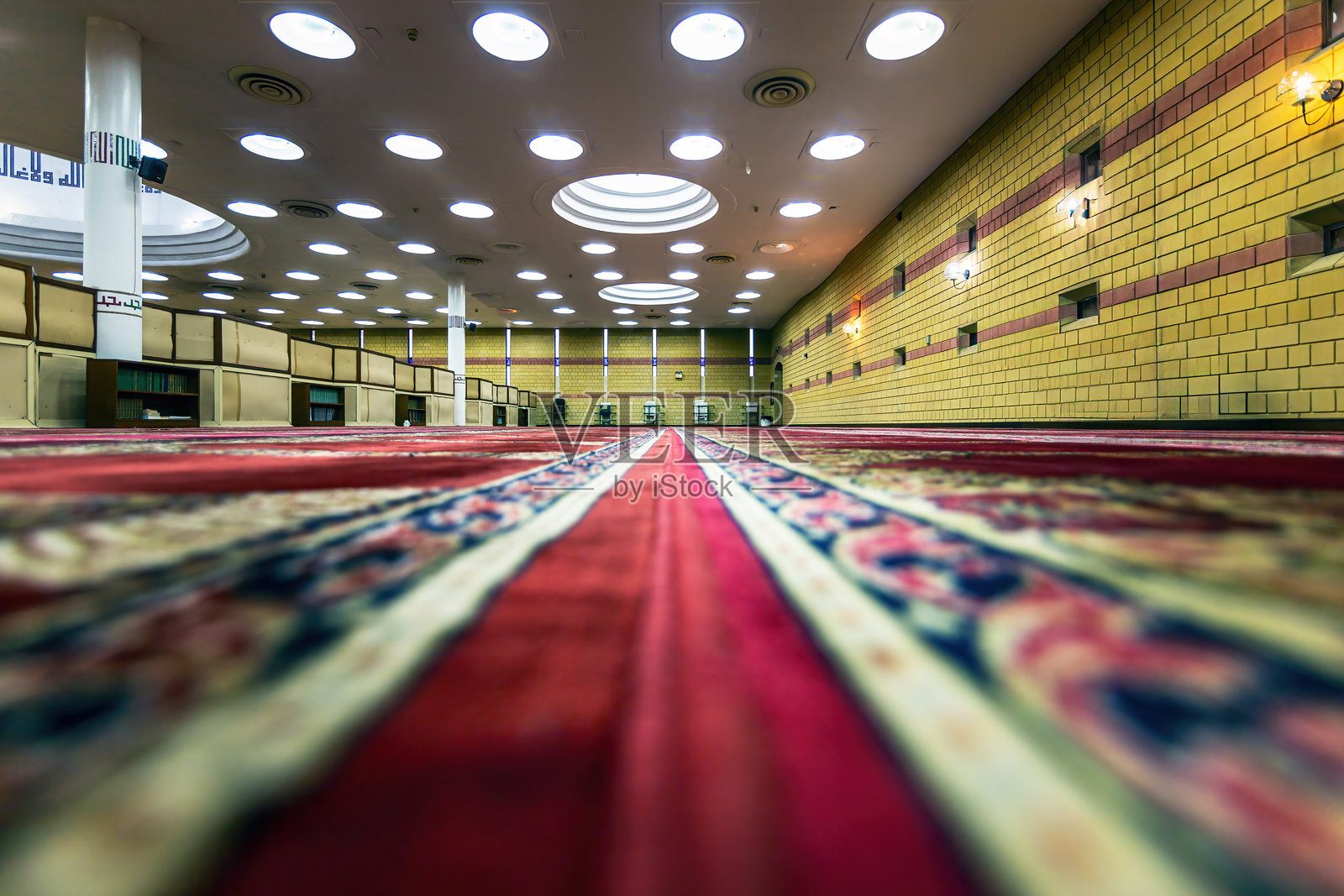 美丽的达曼清真寺内部景观。沙特阿拉伯达曼市。2024年1月31日照片摄影图片