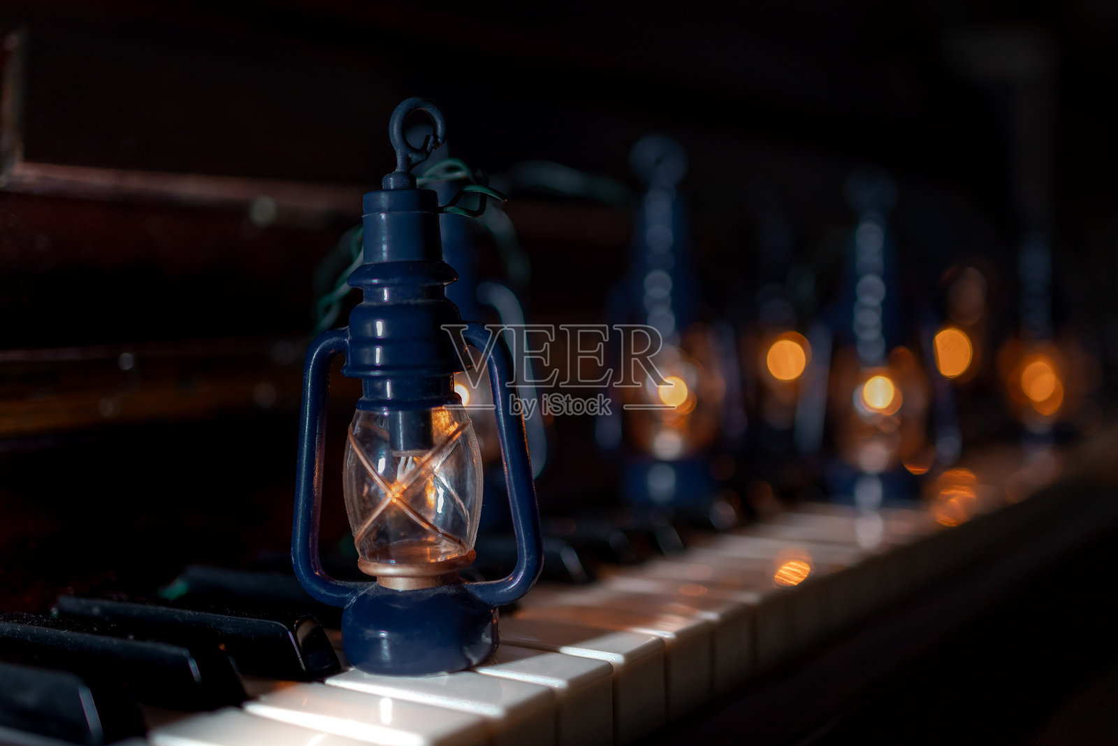 钢琴键与圣诞灯饰。低调背景照片摄影图片