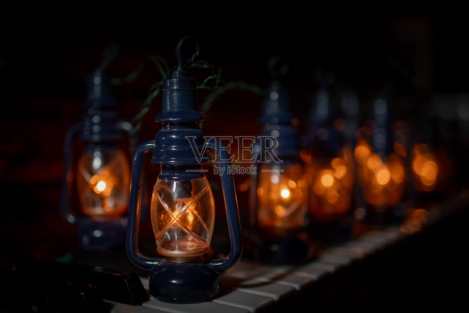 钢琴键与圣诞灯饰。低调背景照片摄影图片