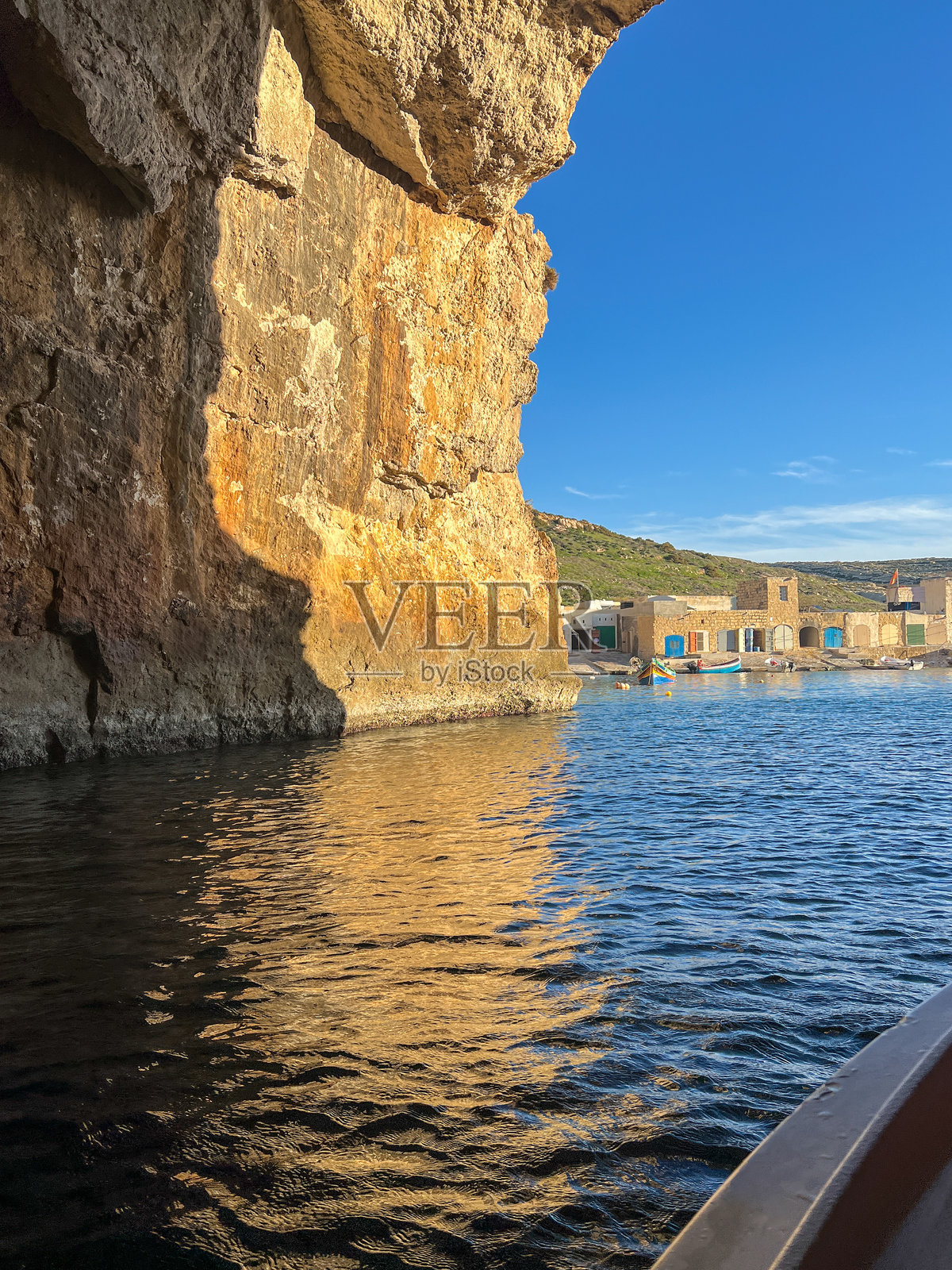从船上俯瞰马耳他戈佐岛海岸的洞穴照片摄影图片