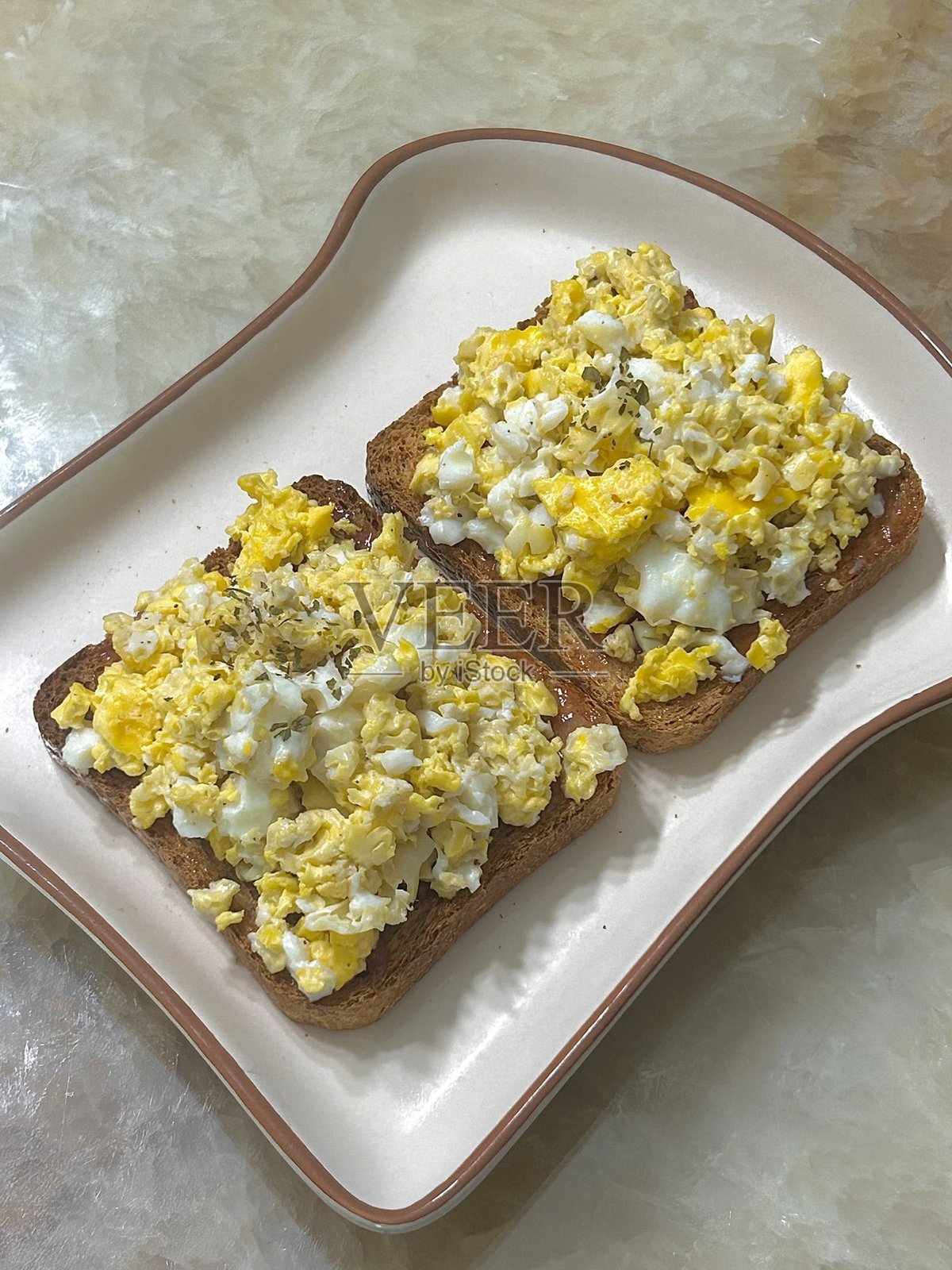 美味的三明治，夹满了新鲜的食材，如脆嫩的蔬菜、鲜嫩的肉类和美味的酱料，夹在两片柔软的面包之间。非常适合快速而令人满意的餐点。照片摄影图片