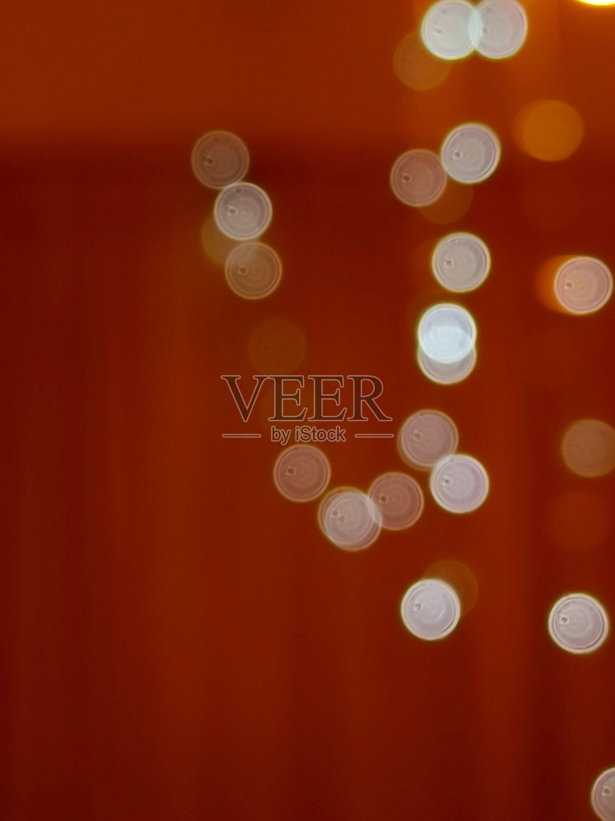 红色背景上的散景灯串。照片摄影图片