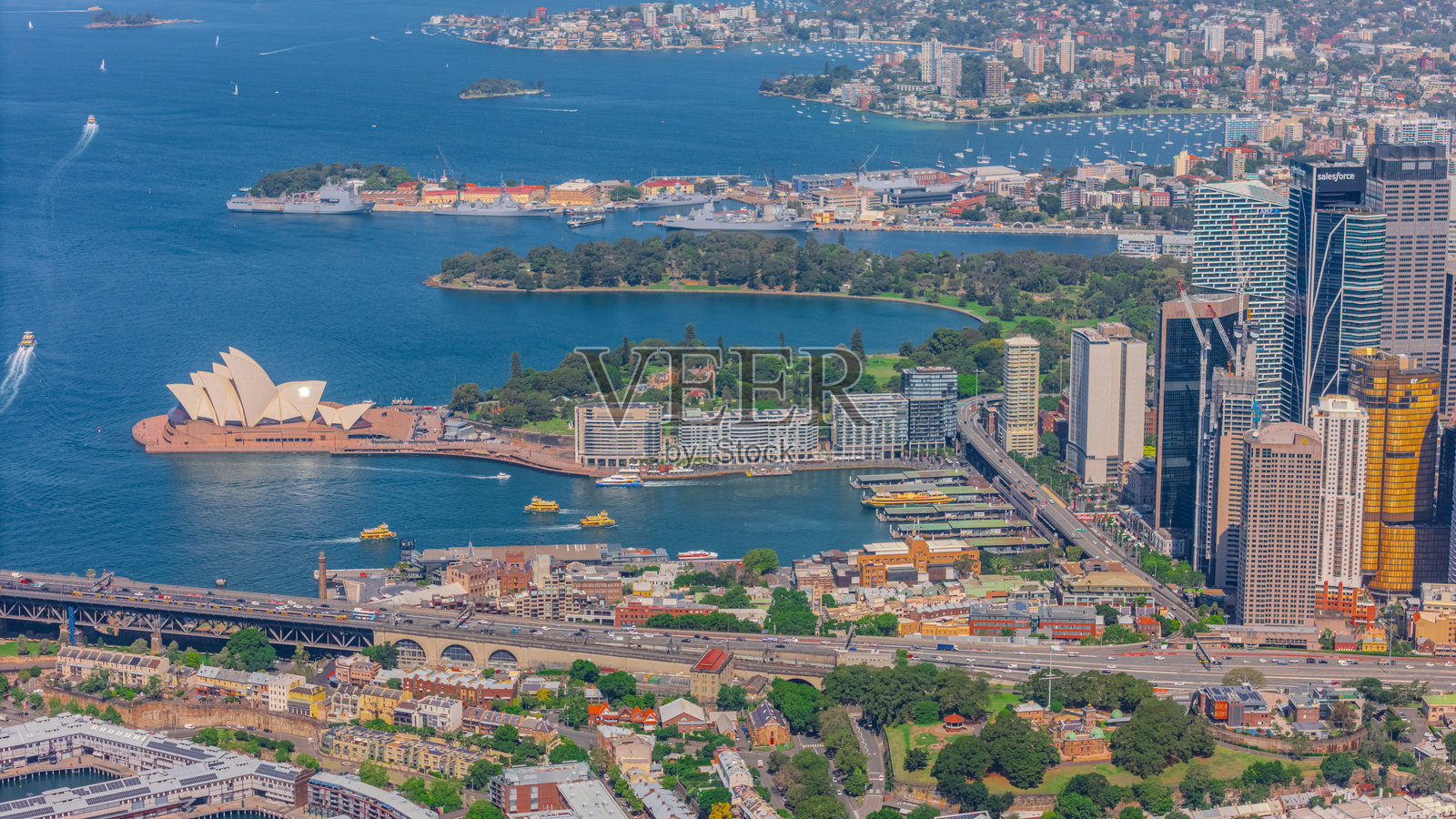 悉尼港和达令港的鸟瞰图,展现了悉尼中央商务区和海港大桥,背景是温暖的夏日蓝天,澳大利亚新南威尔士州。照片摄影图片