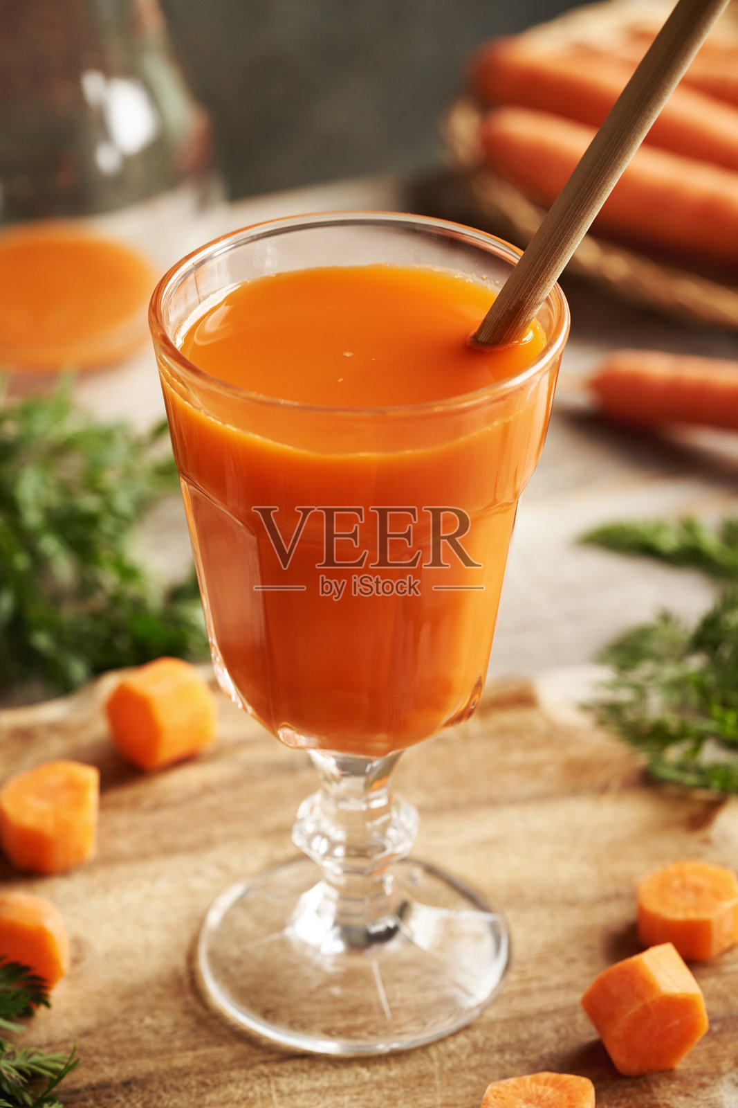 一杯新鲜的胡萝卜汁，配有生态竹吸管照片摄影图片