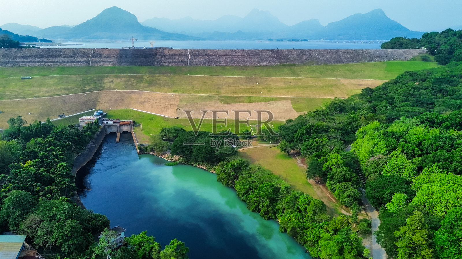 印度尼西亚最大的水坝——贾蒂卢赫的鸟瞰图。普瓦卡尔塔的贾蒂卢赫水坝。照片摄影图片