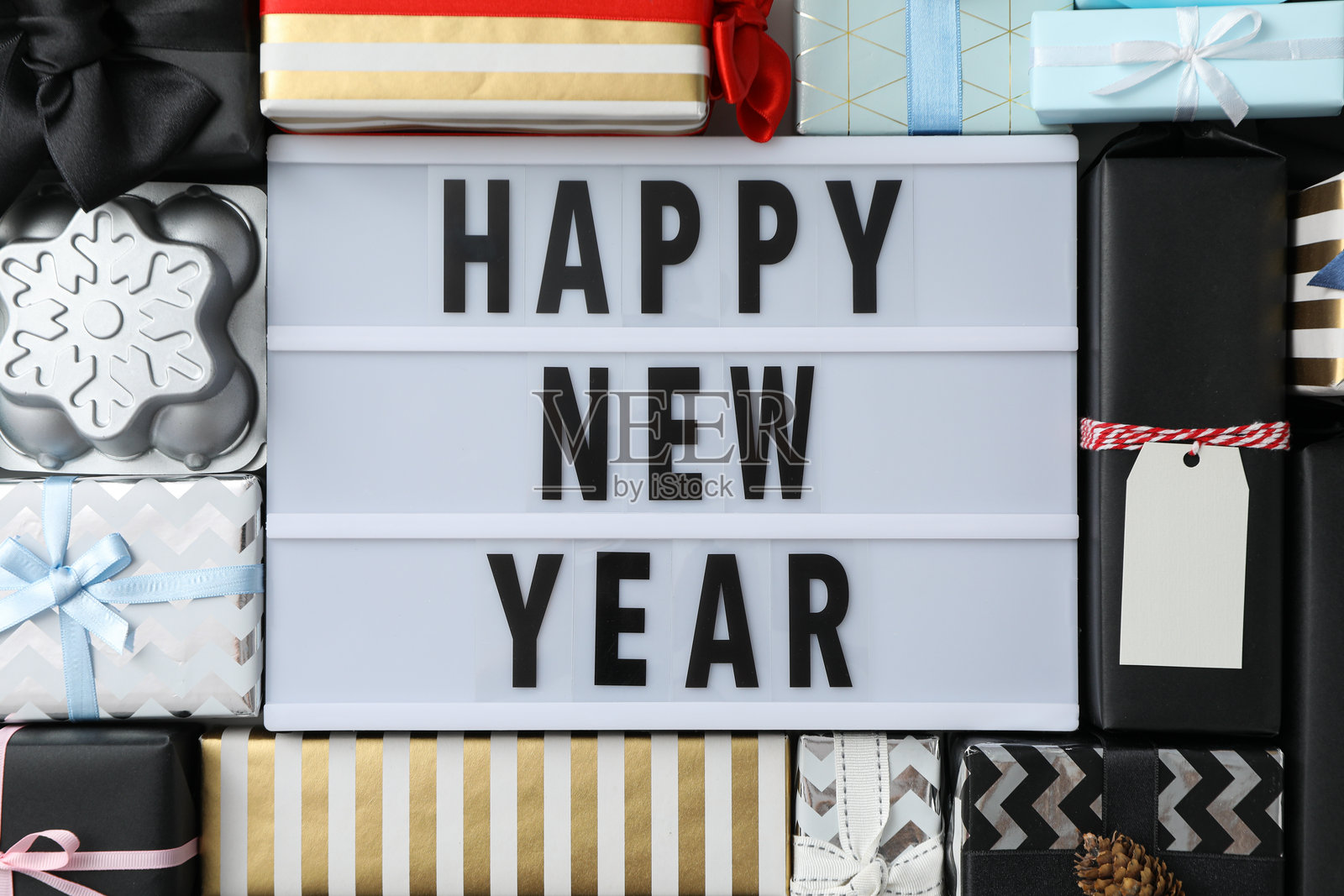 庆祝2024年新年的概念，带有文字的标志照片摄影图片