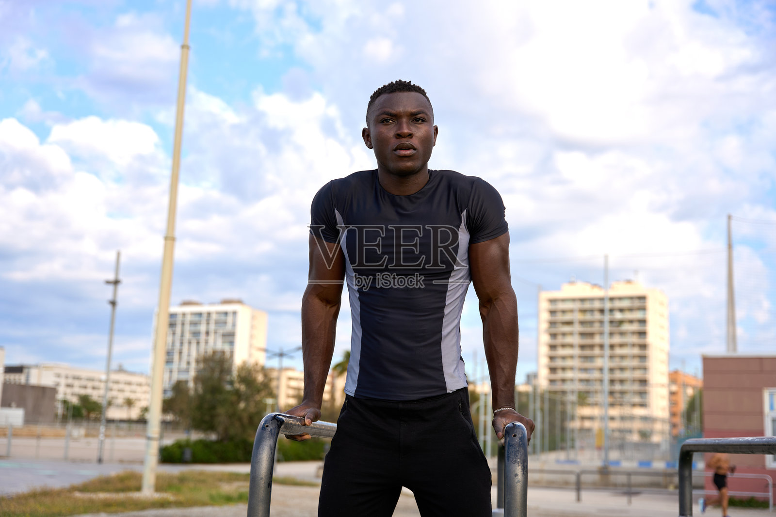 年轻黑人男性在城市环境中进行健身操照片摄影图片