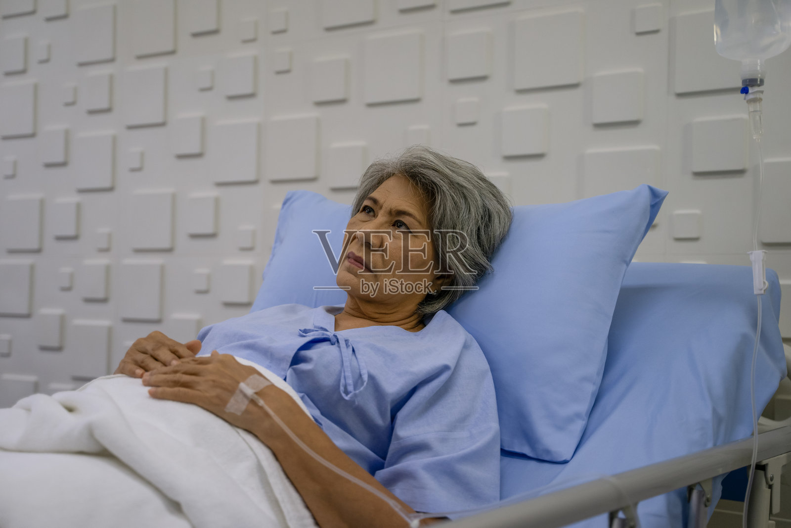 老年女性患者住院治疗。照片摄影图片