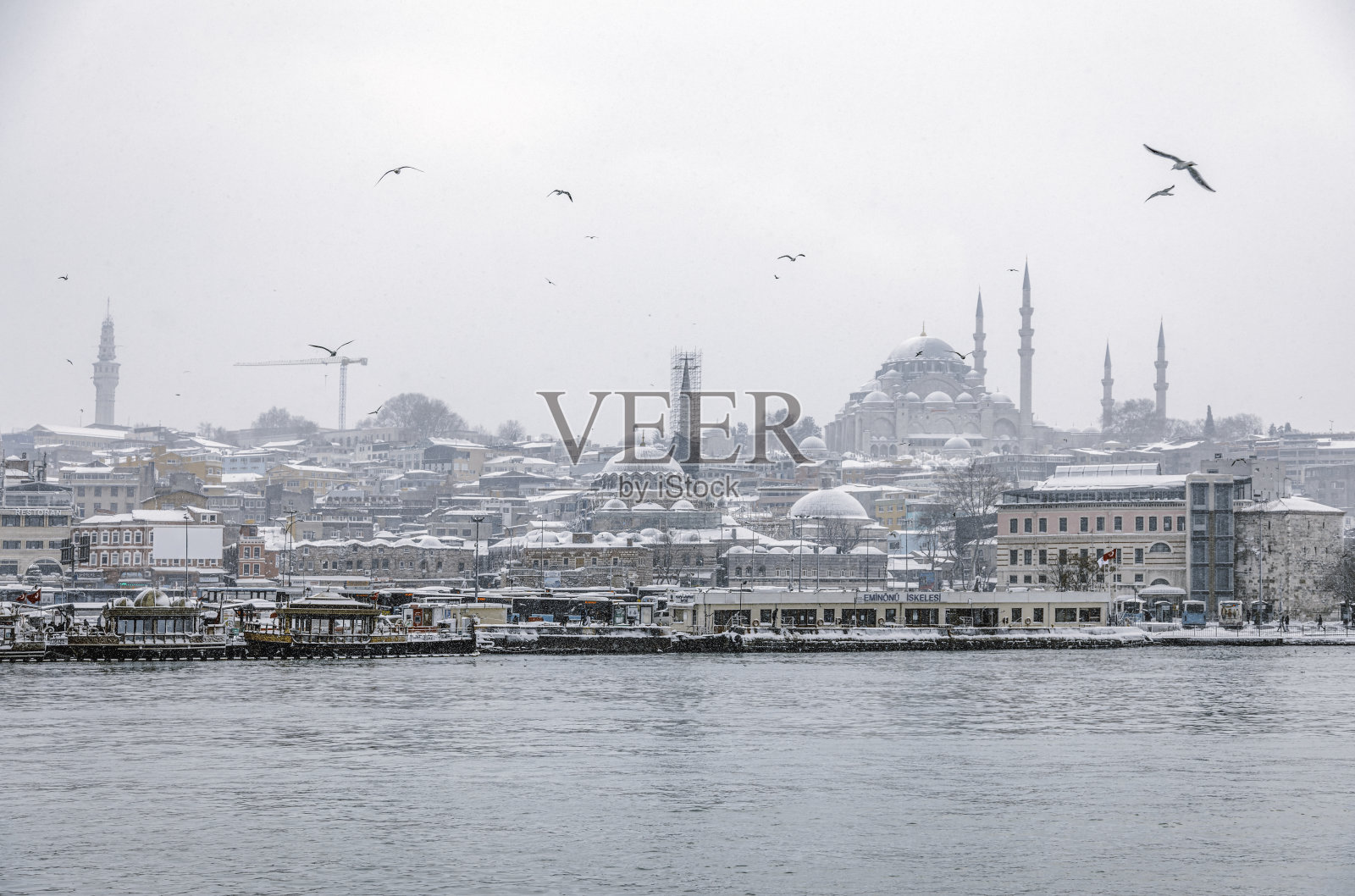 伊斯坦布尔，土耳其，雪覆盖的埃米农努和苏莱曼尼耶清真寺天际线照片摄影图片