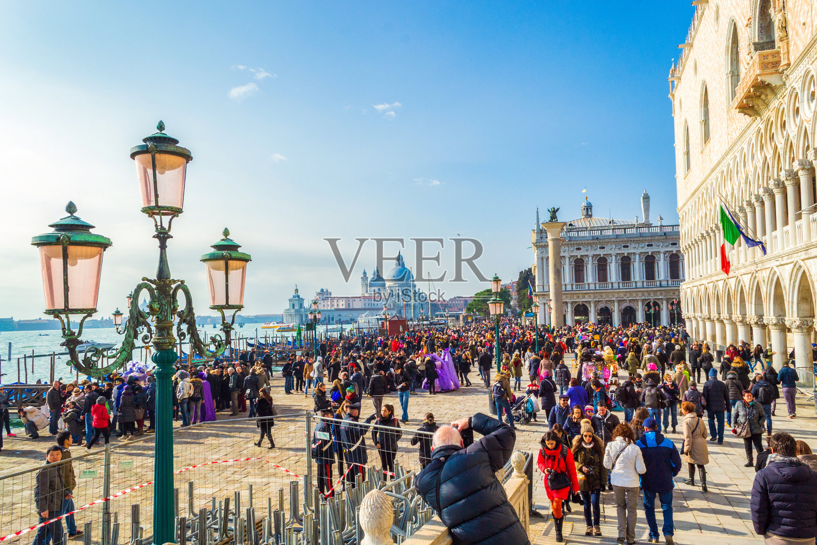 威尼斯狂欢节期间美丽的海滨长廊照片摄影图片
