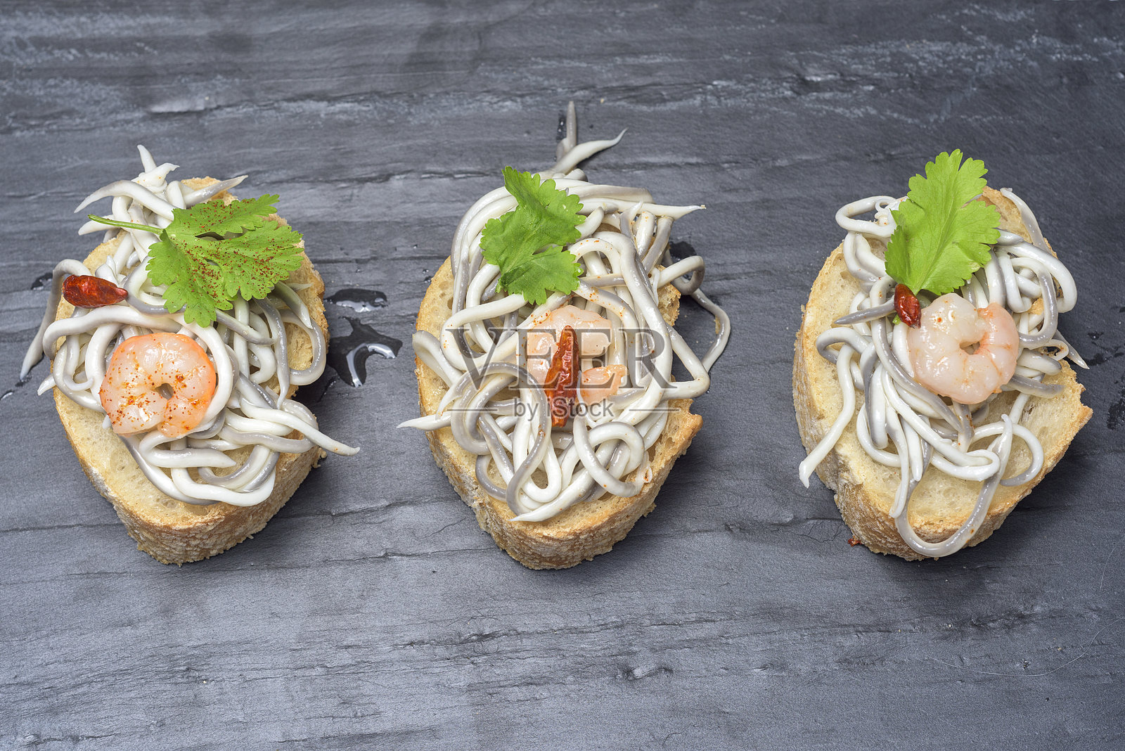 蒜香虾与鳗鱼照片摄影图片