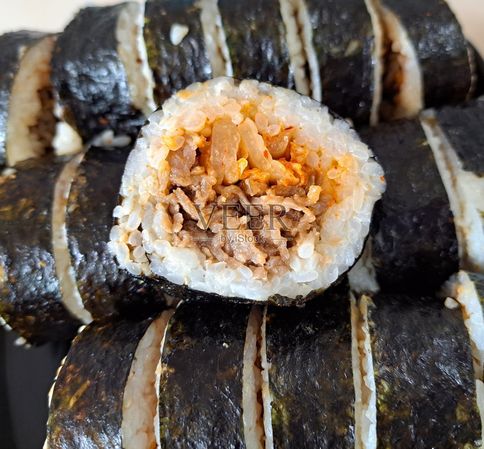 韩国海苔饭卷或紫菜包饭，是一种用熟米饭、蔬菜和肉类制成的韩国菜，包裹在海苔中，烧烤紫菜包饭，白色背景下的孤立图像，带有抠图路径。照片摄影图片