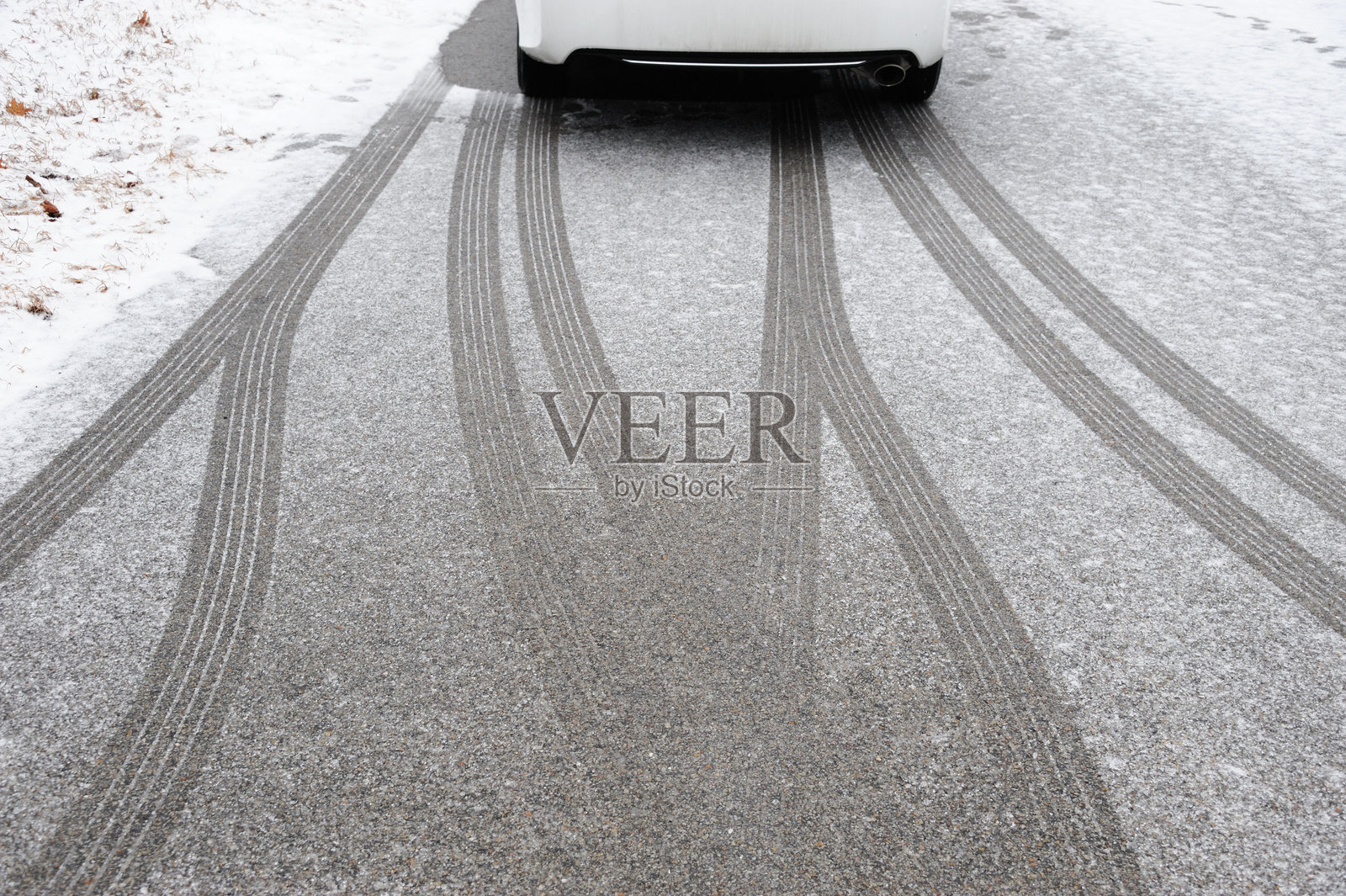 雪天车道上的汽车和轮胎痕迹照片摄影图片