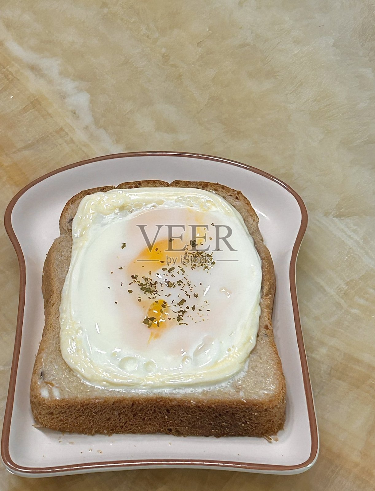 美味的三明治，夹满了新鲜的食材，如脆嫩的蔬菜、鲜嫩的肉类和美味的酱料，夹在两片柔软的面包之间。非常适合快速而令人满意的餐点。照片摄影图片