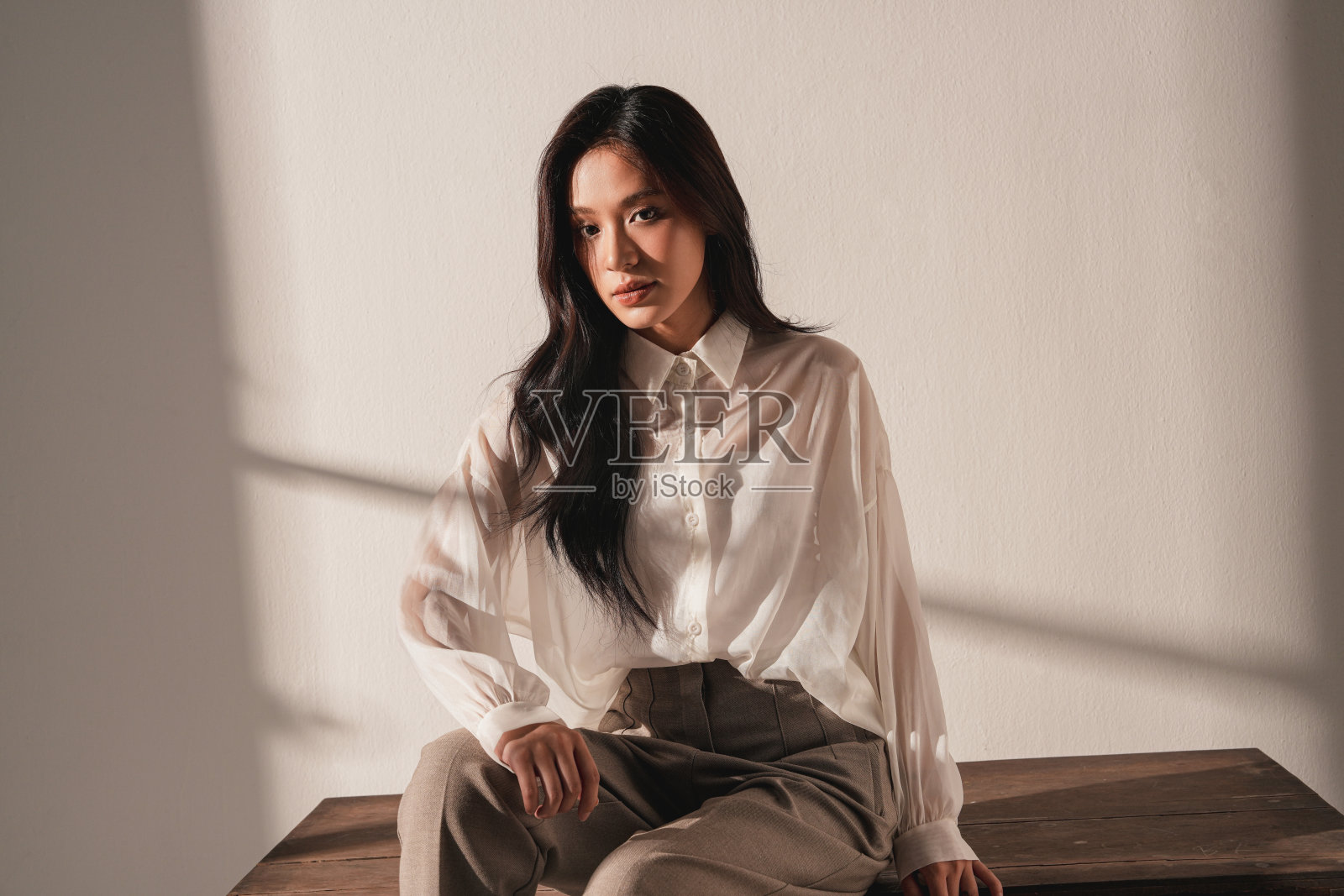 温暖色调拍摄的年轻女性气氛肖像照片摄影图片