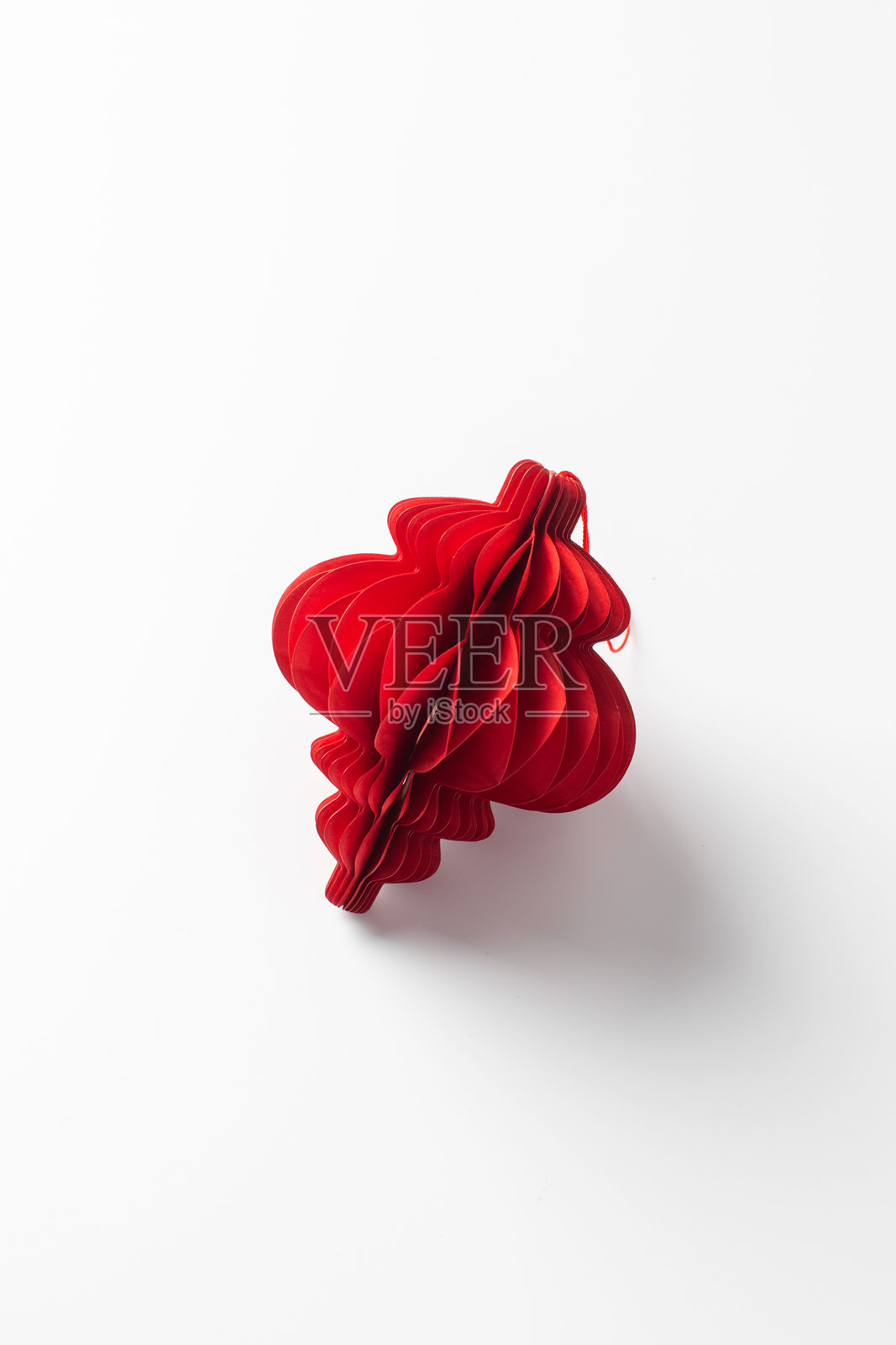 红色纸质圣诞树装饰。时尚的圣诞装饰品。照片摄影图片