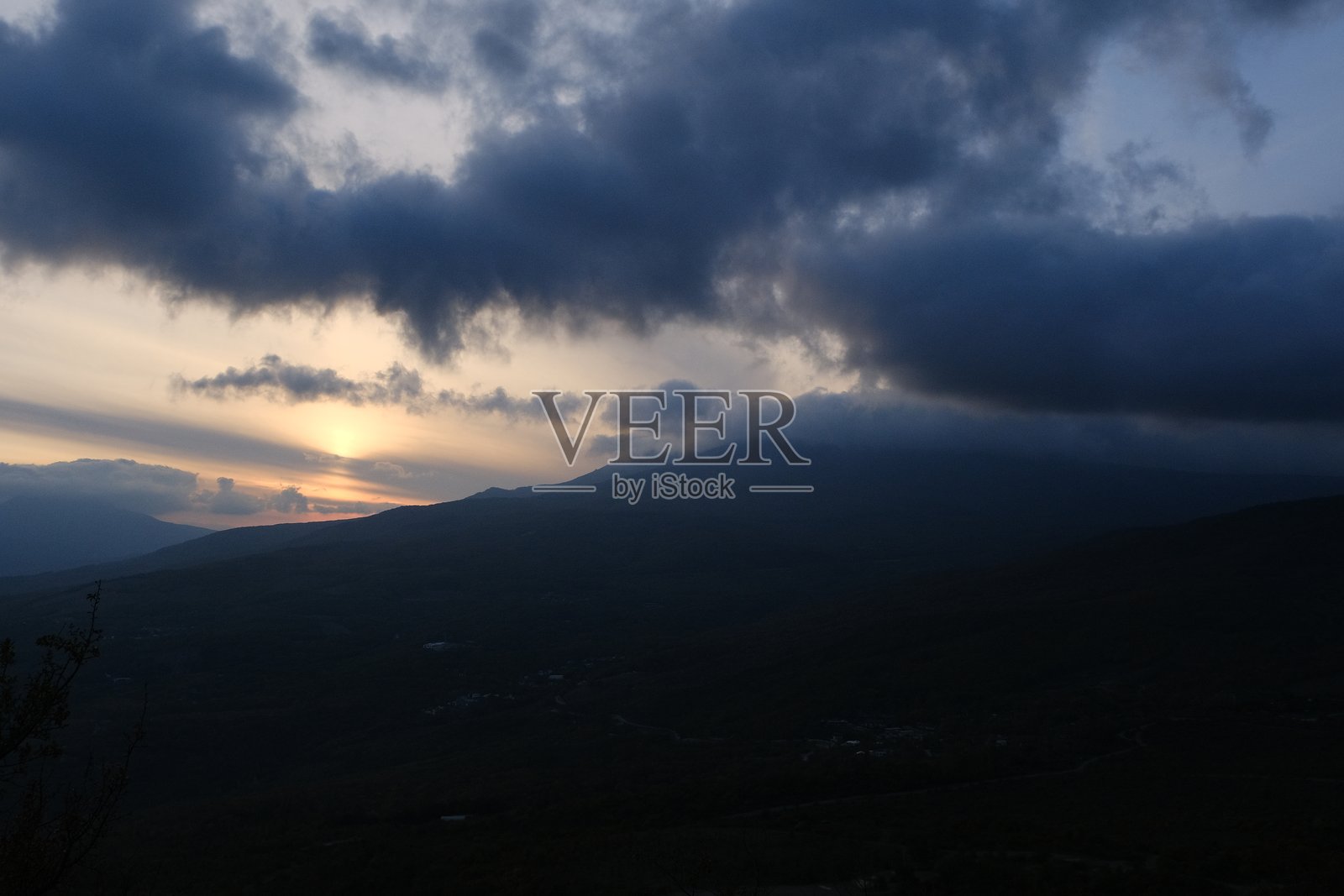 黄昏时分的山脉与云彩。照片摄影图片