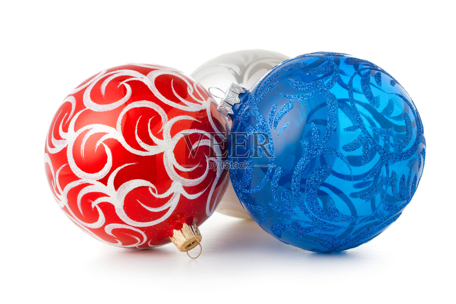 白色背景上的圣诞球照片摄影图片