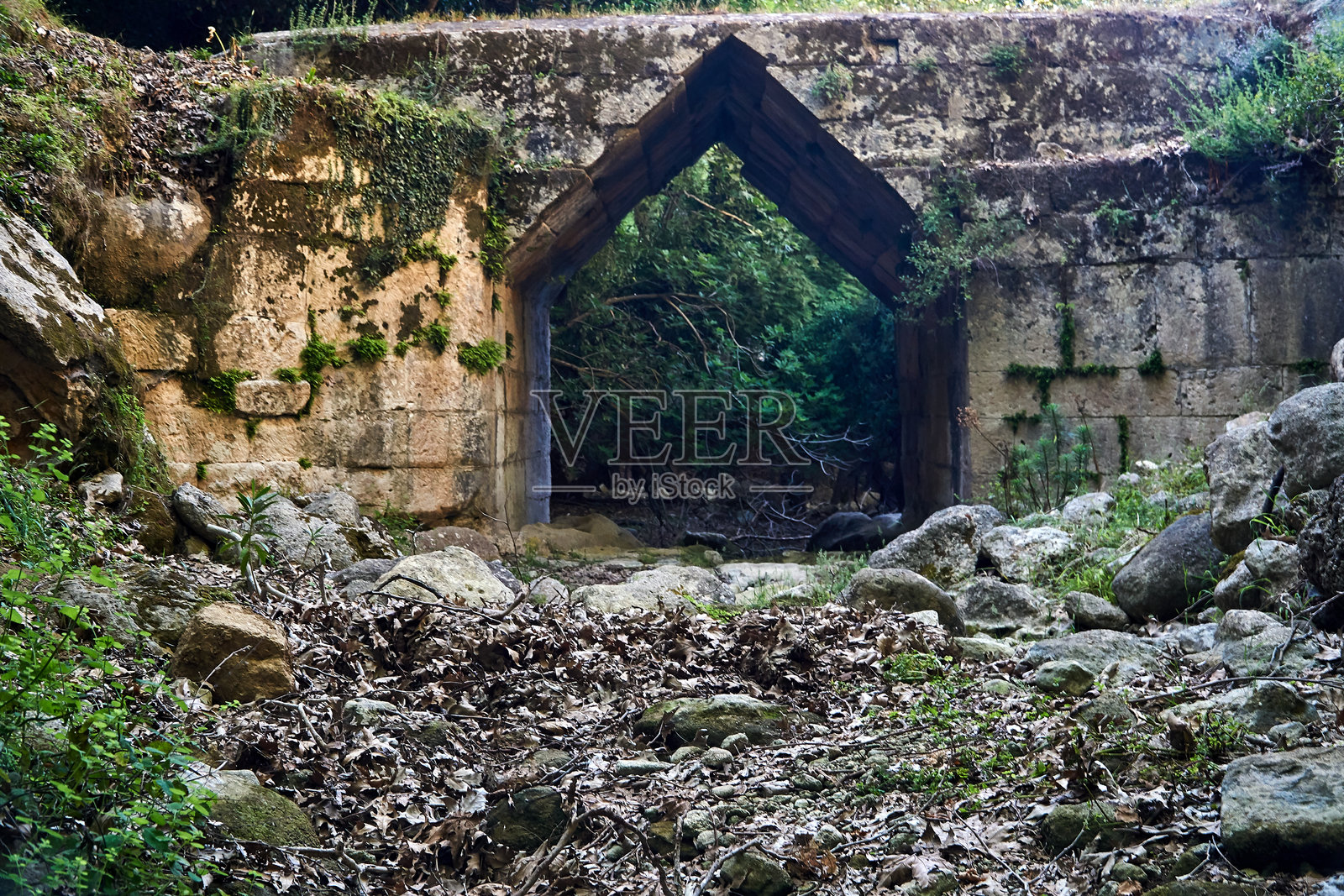 希腊克里特岛上一座历史悠久的石桥横跨山间溪流照片摄影图片