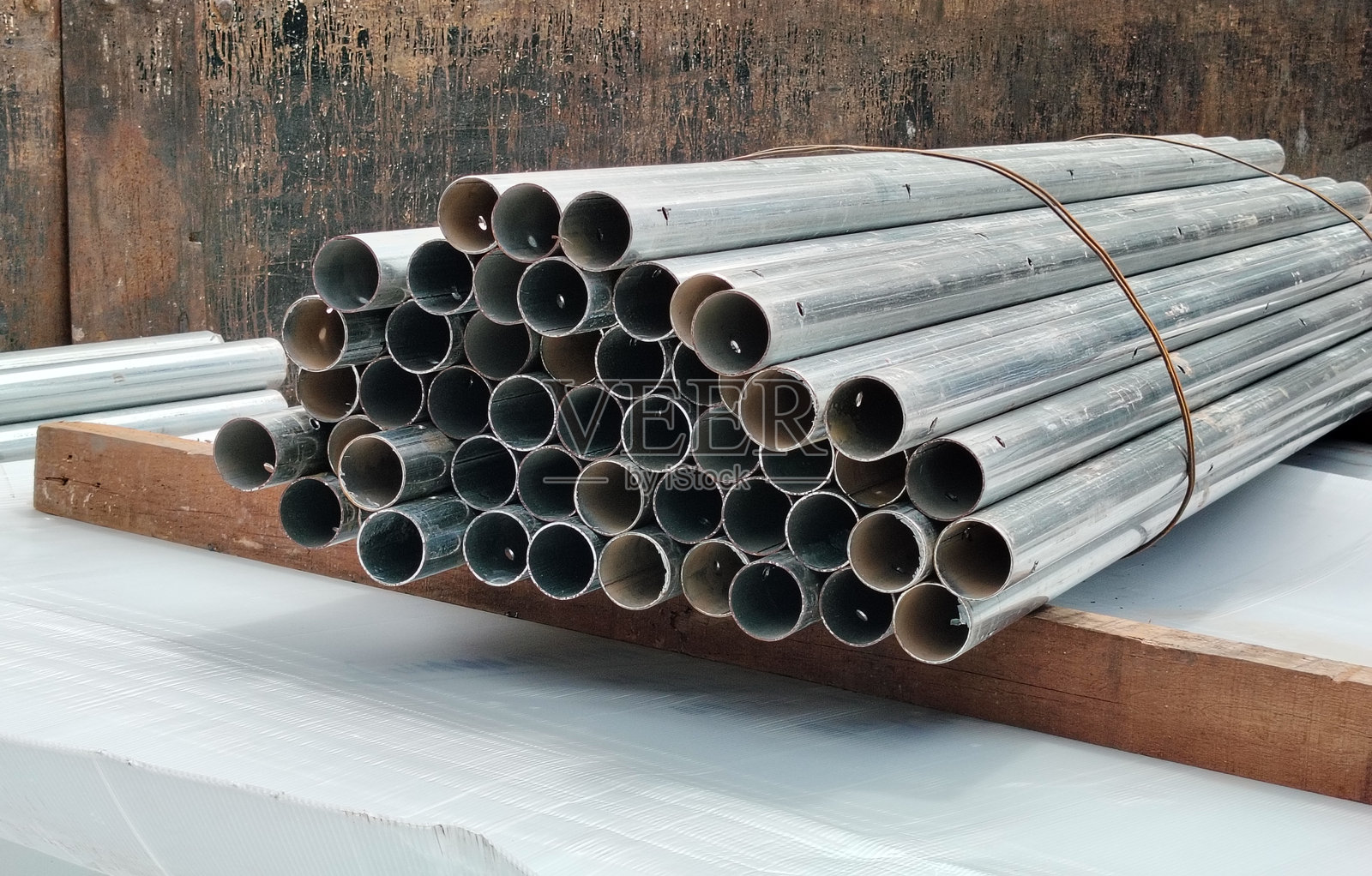 堆叠好的铁管，准备进行加工。照片摄影图片