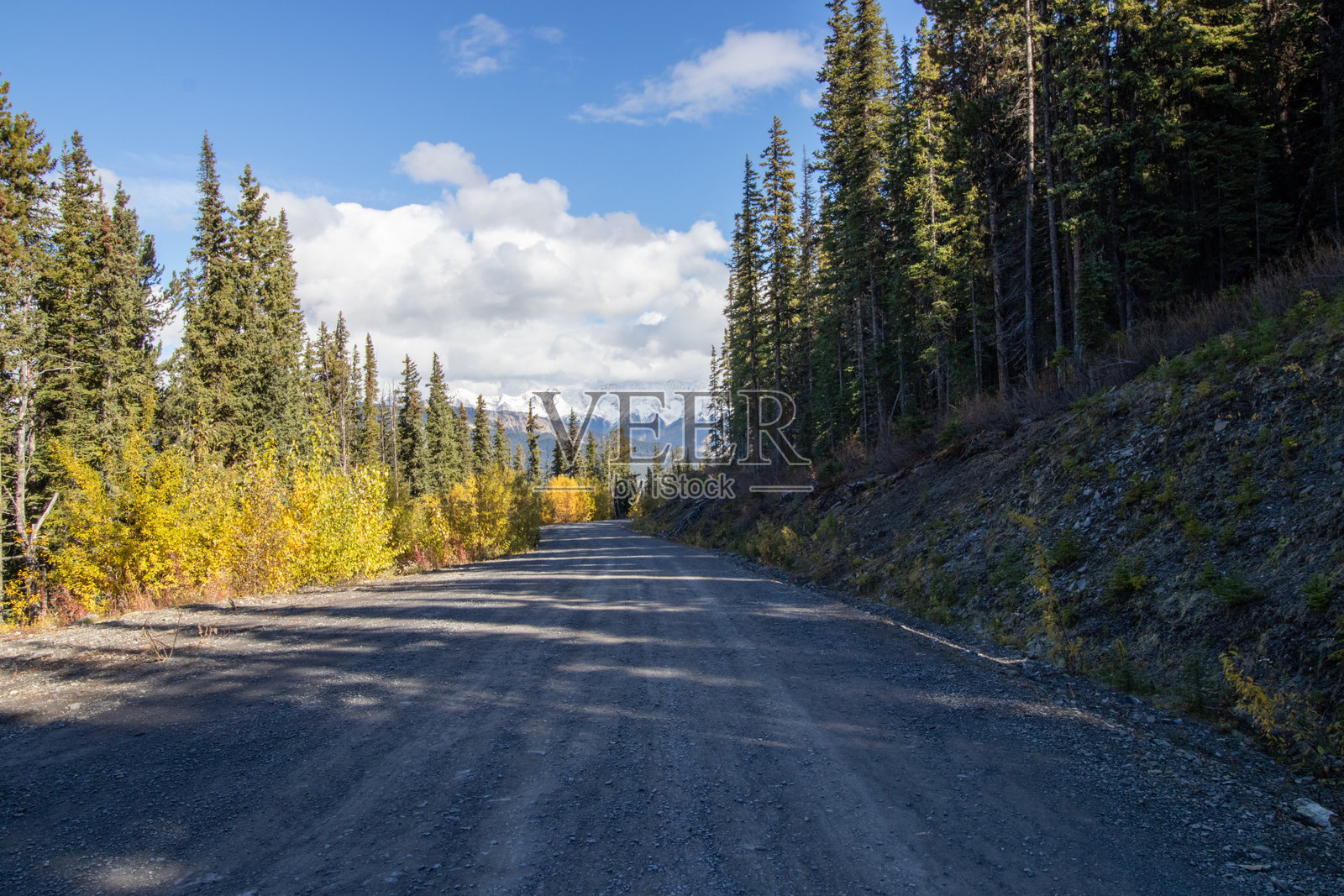 陡峭的山间碎石路照片摄影图片