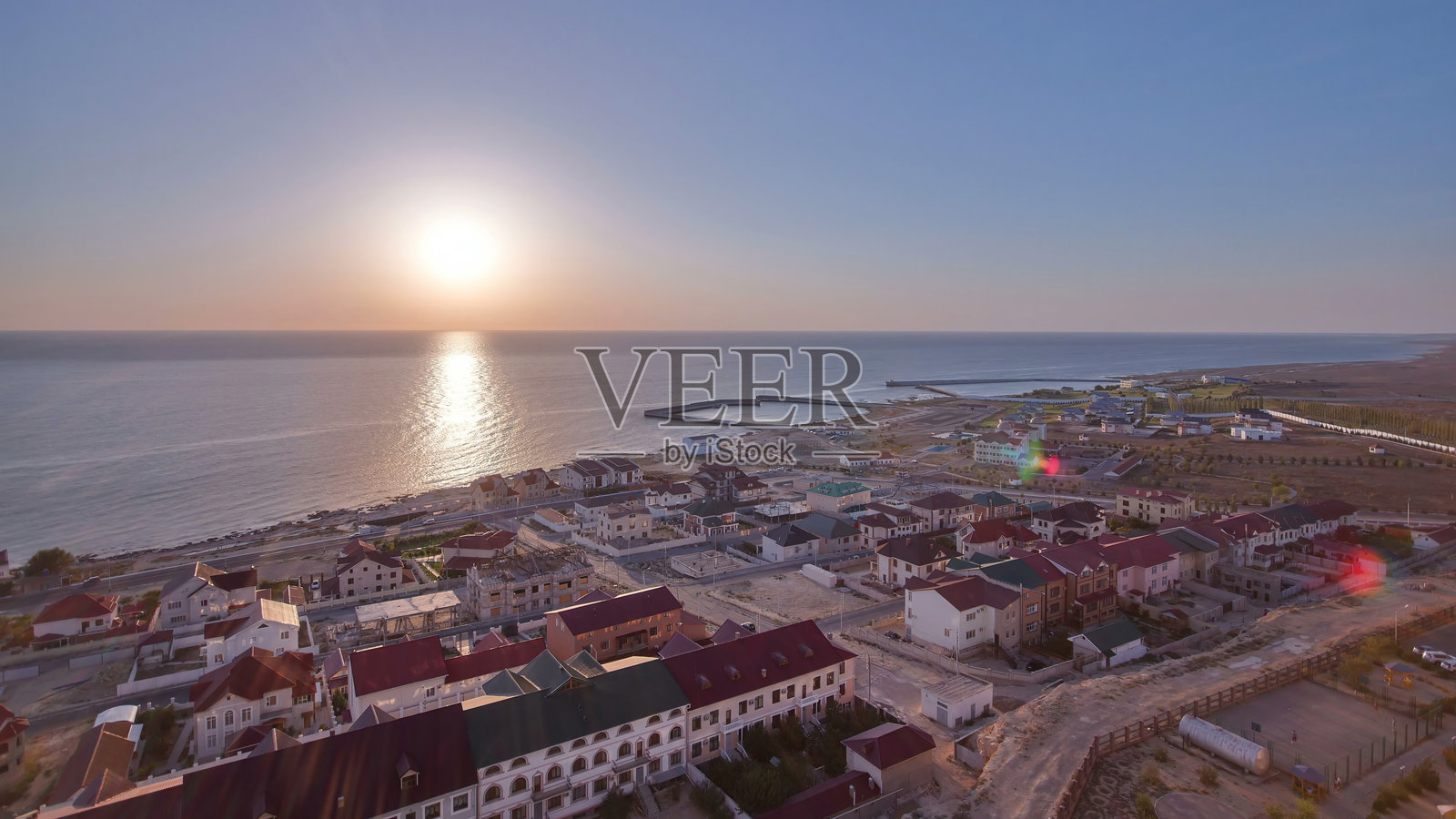 哈萨克斯坦阿克套市在里海岸边的日落延时摄影。照片摄影图片