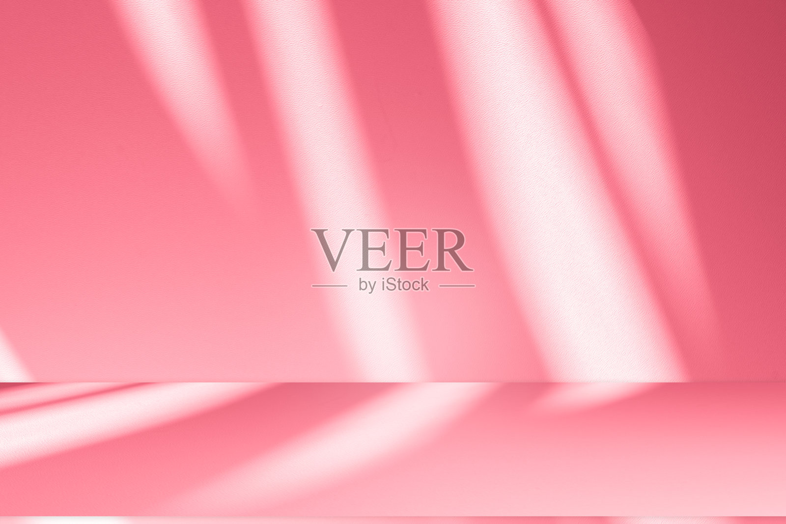 墙面室内背景，工作室和背景布展示产品，窗户投射的阴影，白色和粉色光线。适合文本插入和产品展示的背景。照片摄影图片