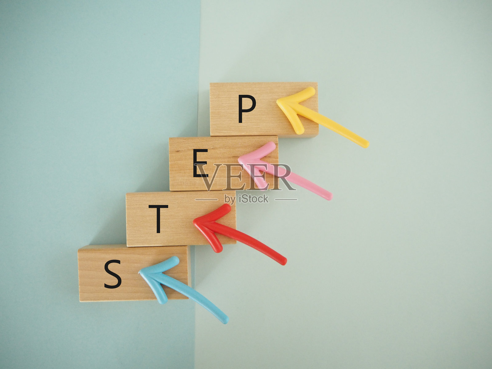 木块上的字母阶梯照片摄影图片